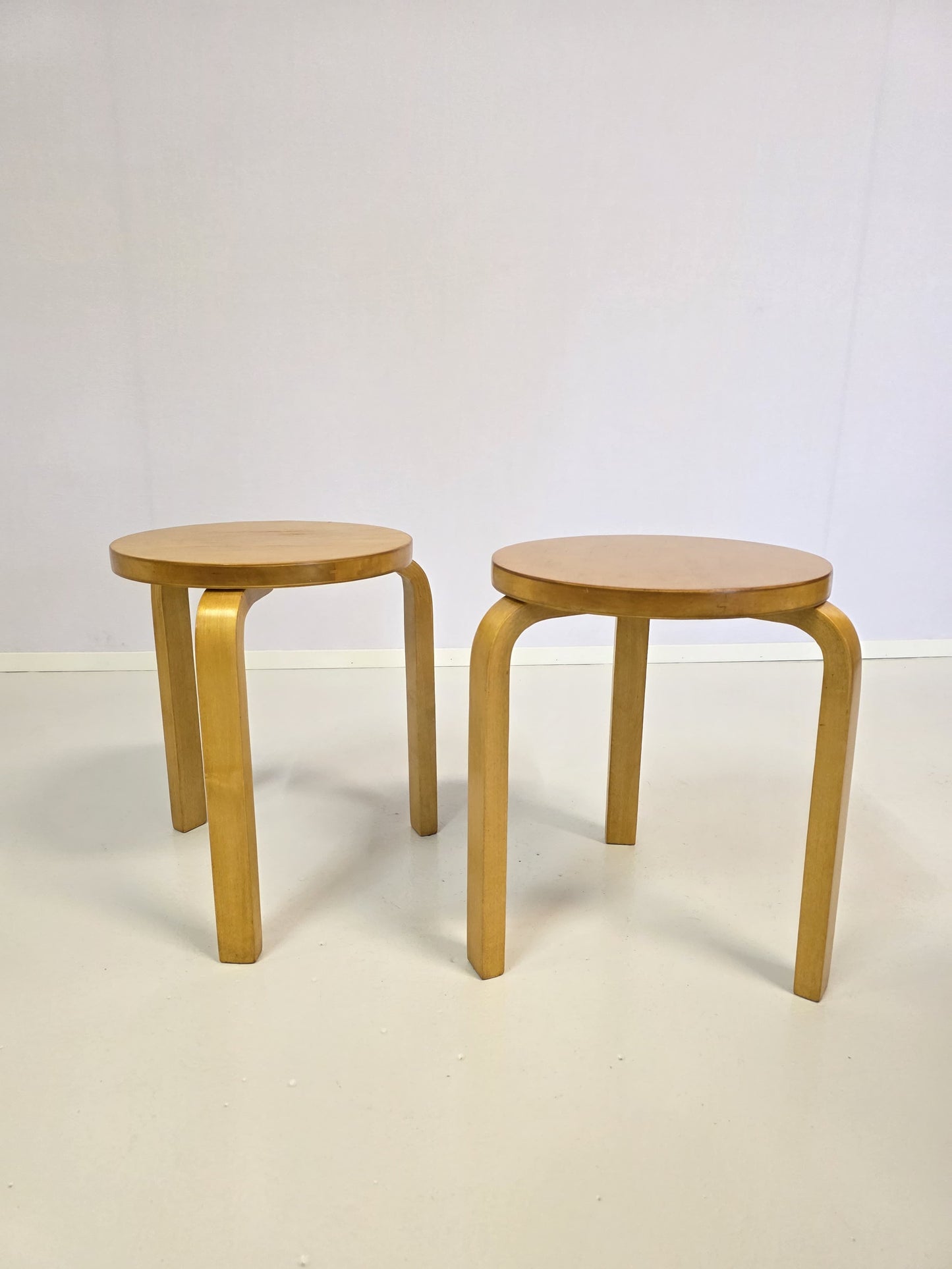 Pari Alvar Aalto jakkaraa, malli 60