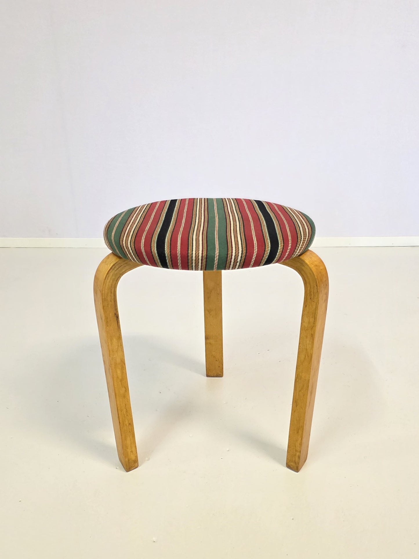 Alvar Aalto jakkara, malli 60