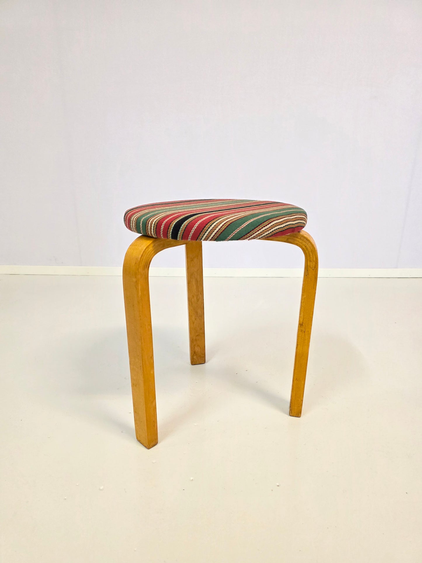 Alvar Aalto jakkara, malli 60