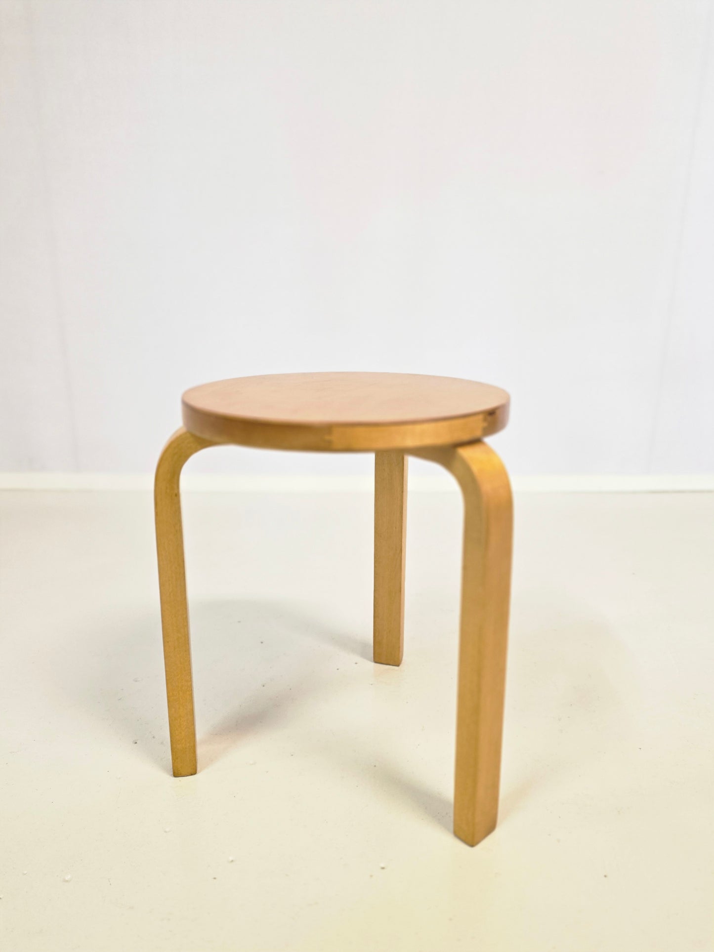 Pari Alvar Aalto jakkaraa, malli 60