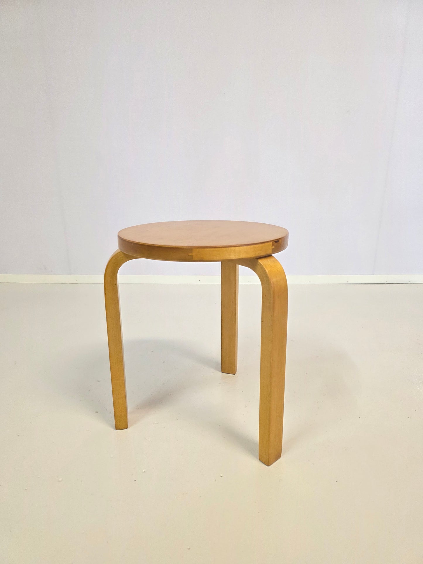 Pari Alvar Aalto jakkaraa, malli 60