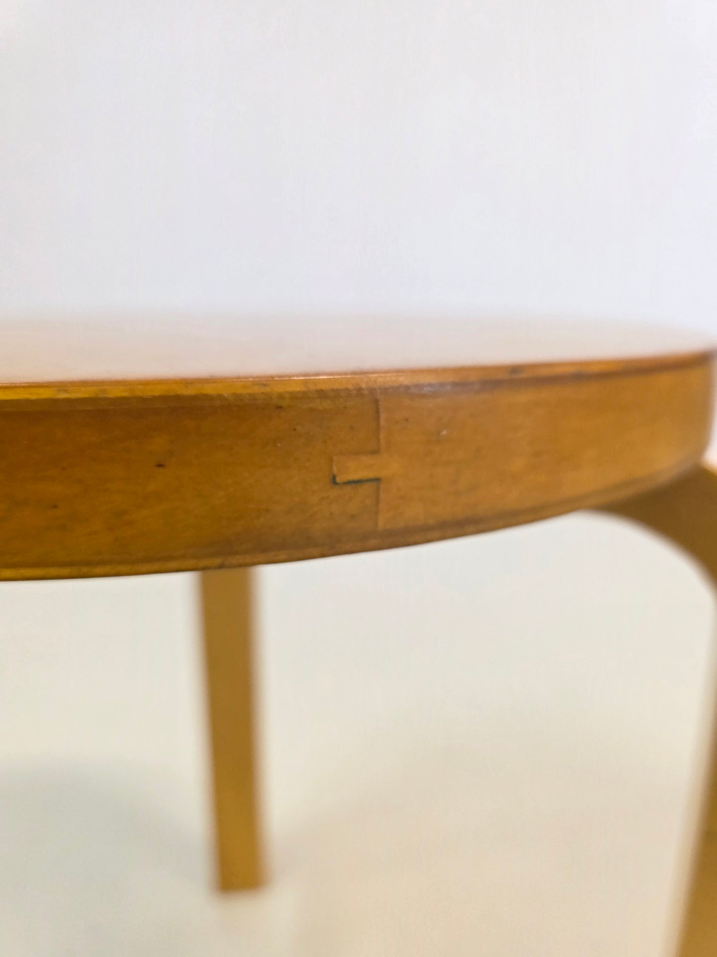 Pari Alvar Aalto jakkaraa, malli 60