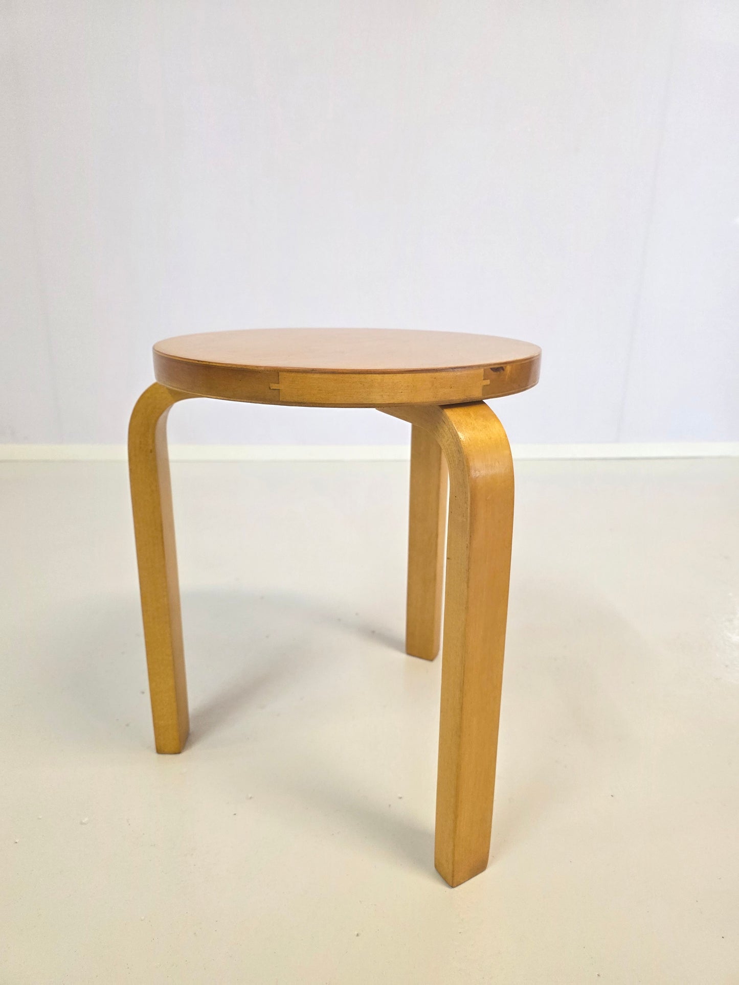 Pari Alvar Aalto jakkaraa, malli 60