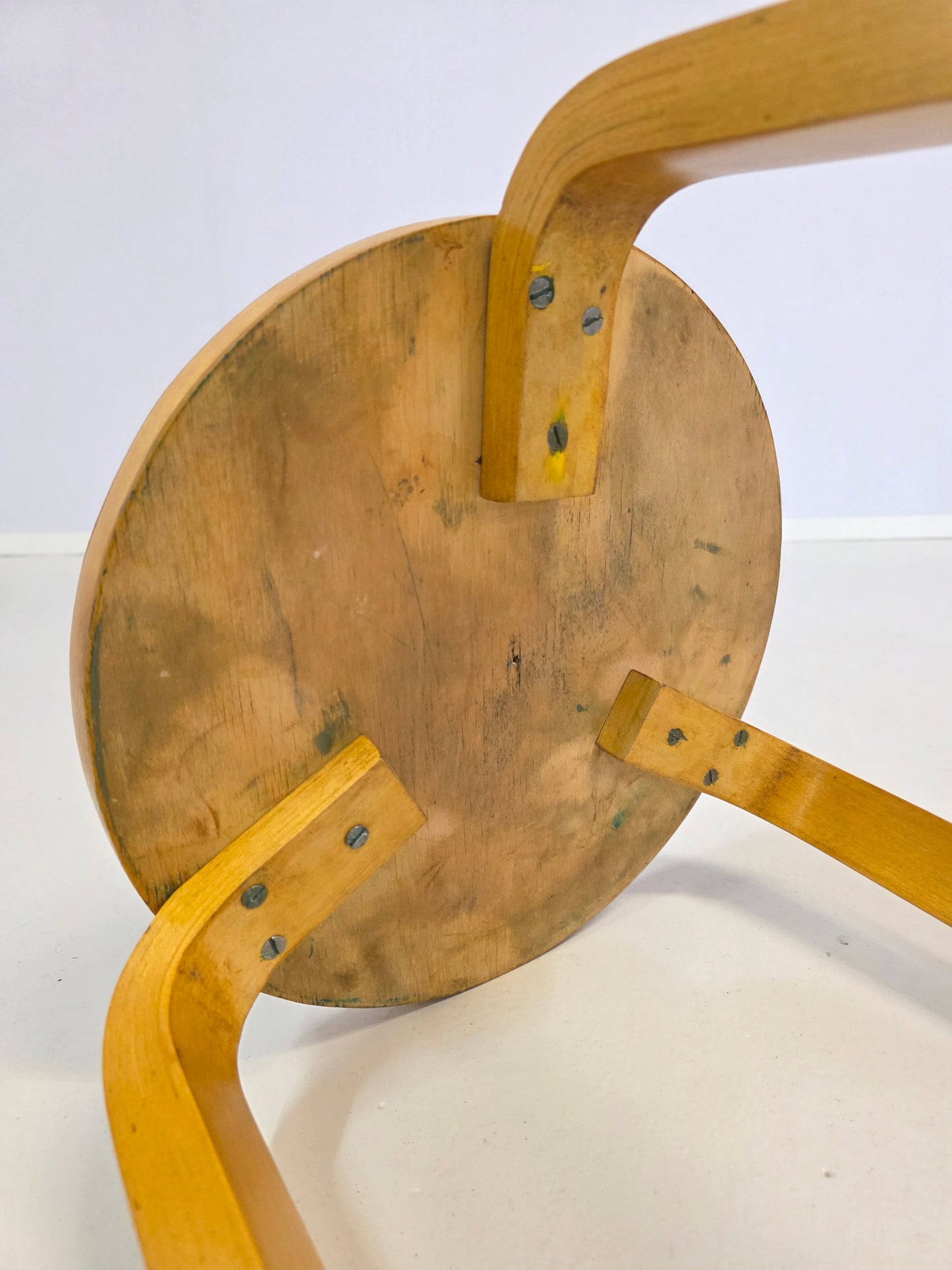 Pari Alvar Aalto jakkaraa, malli 60