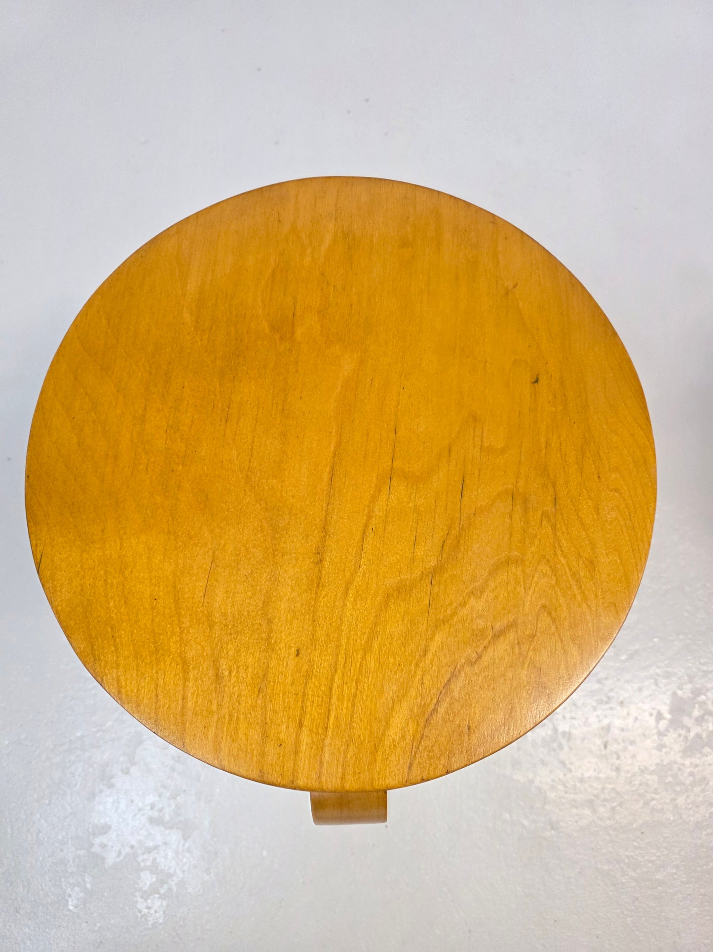 Pari Alvar Aalto jakkaraa, malli 60