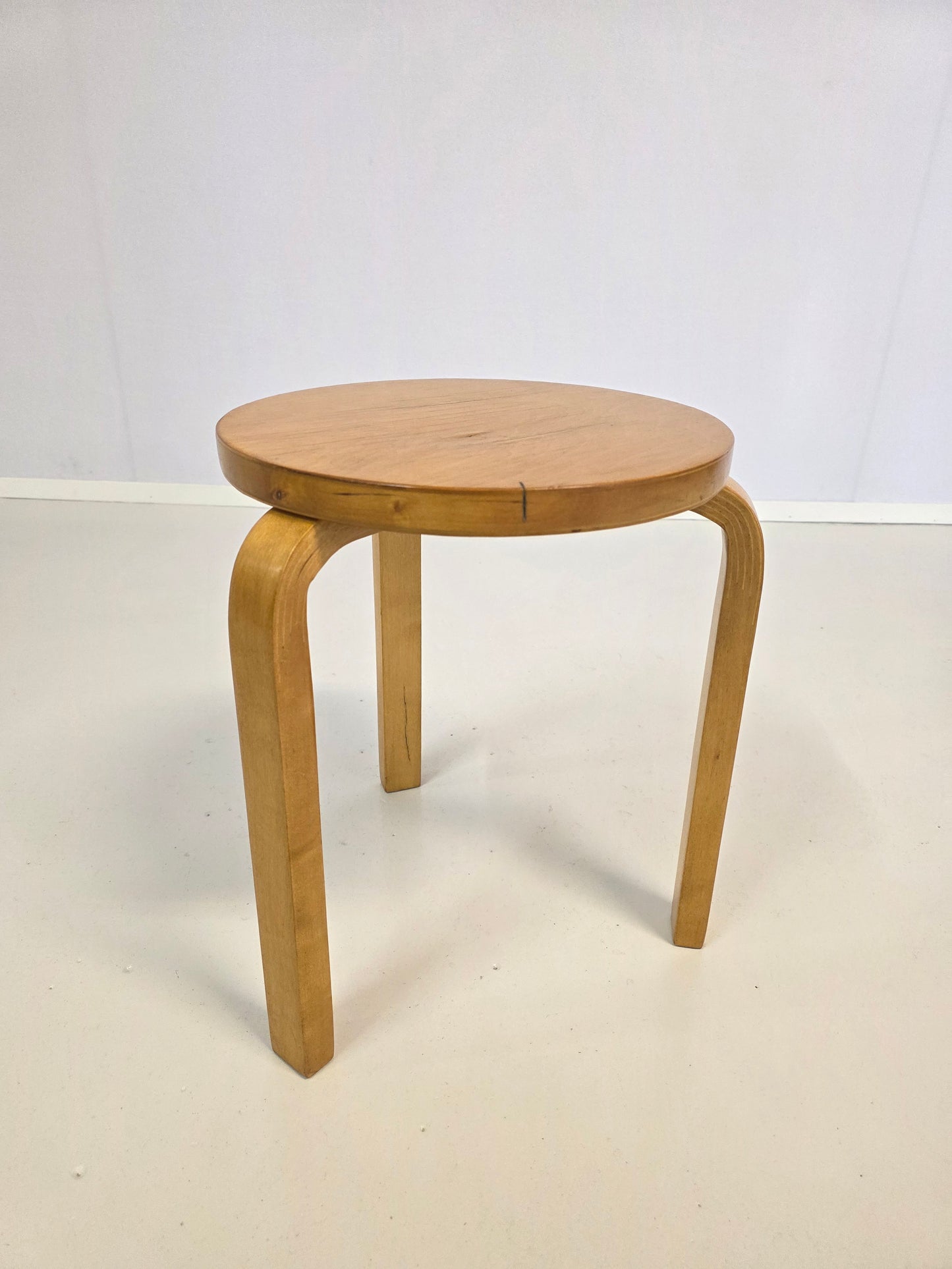 Pari Alvar Aalto jakkaraa, malli 60