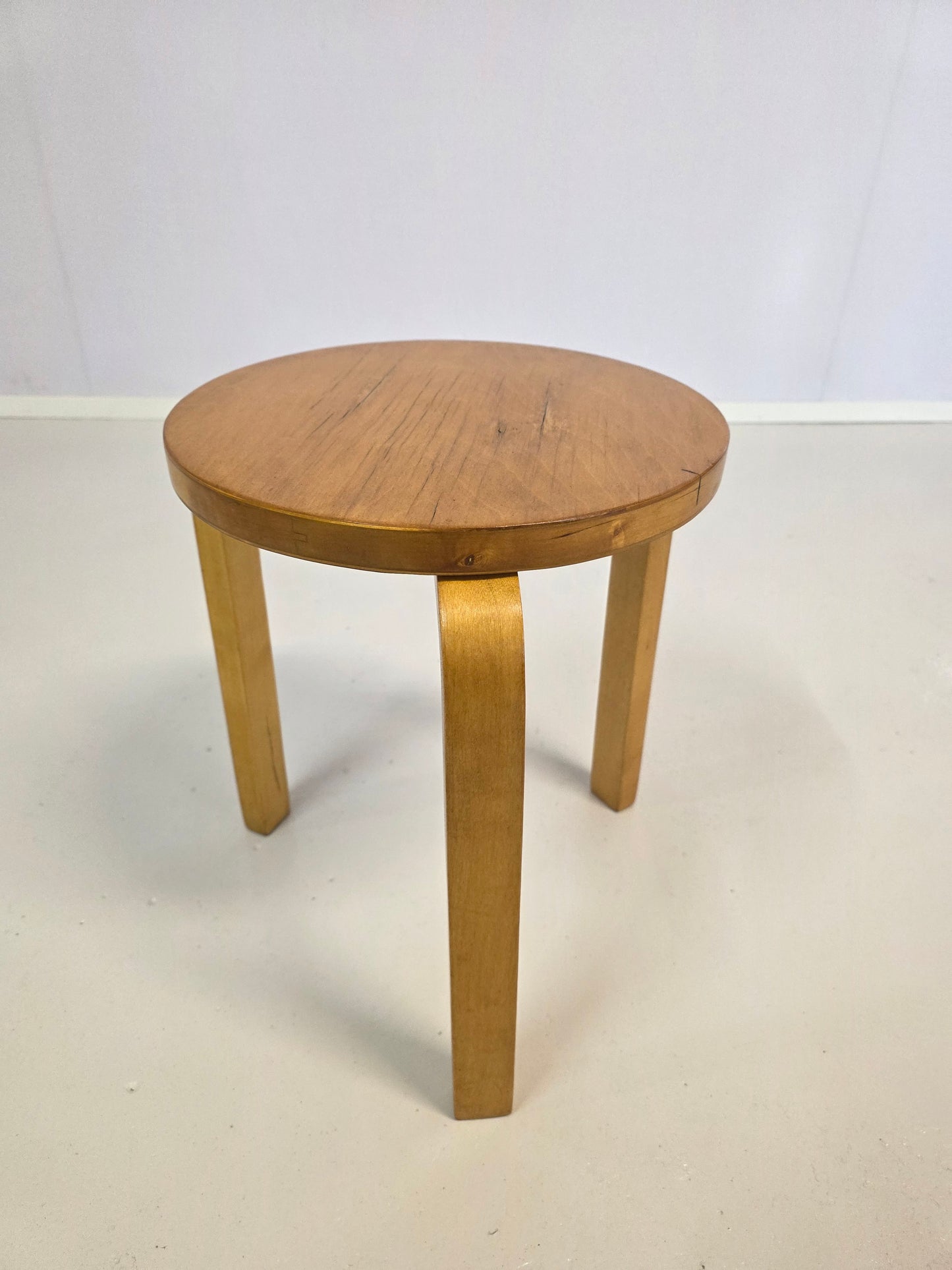 Pari Alvar Aalto jakkaraa, malli 60