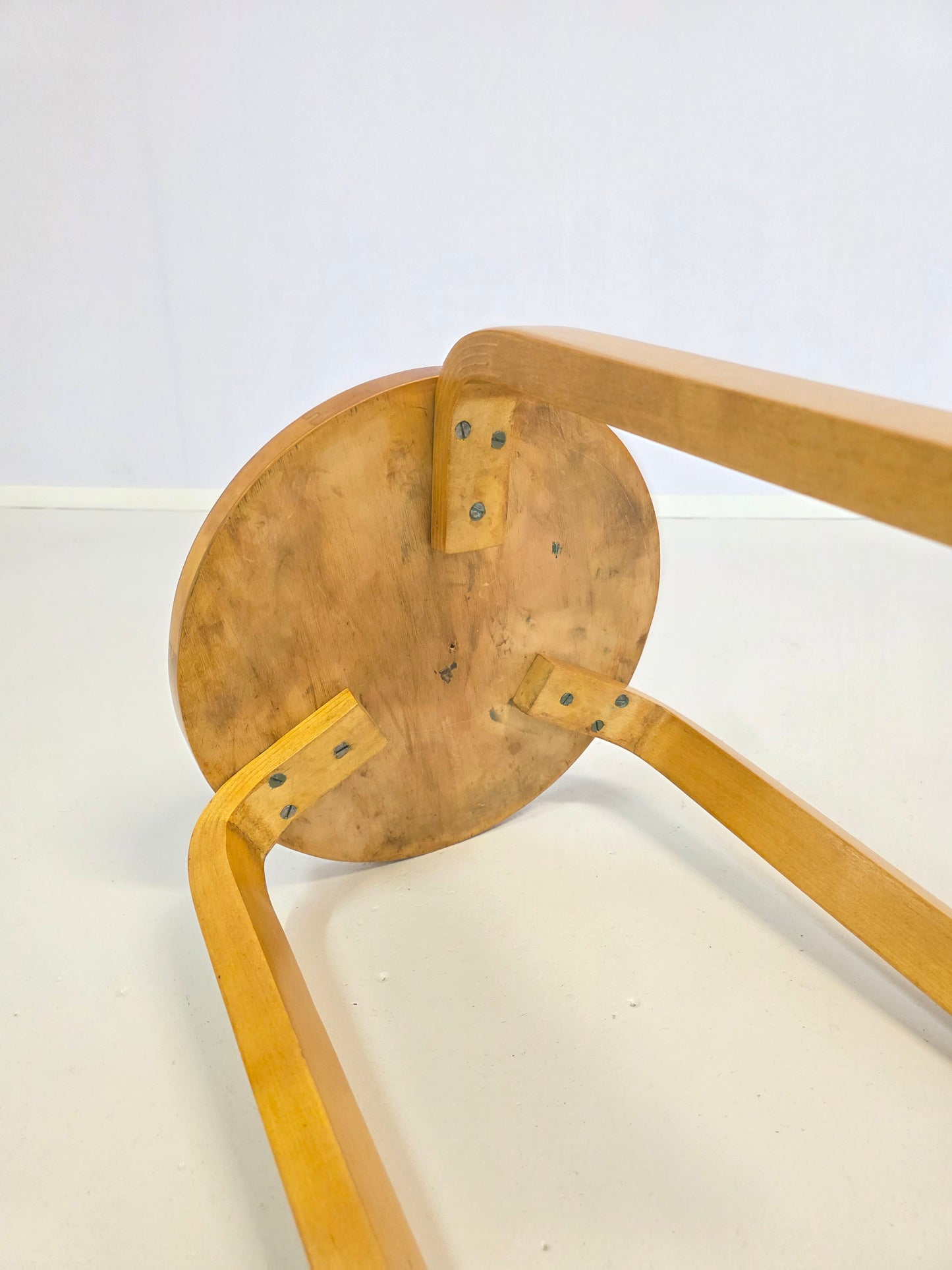 Pari Alvar Aalto jakkaraa, malli 60