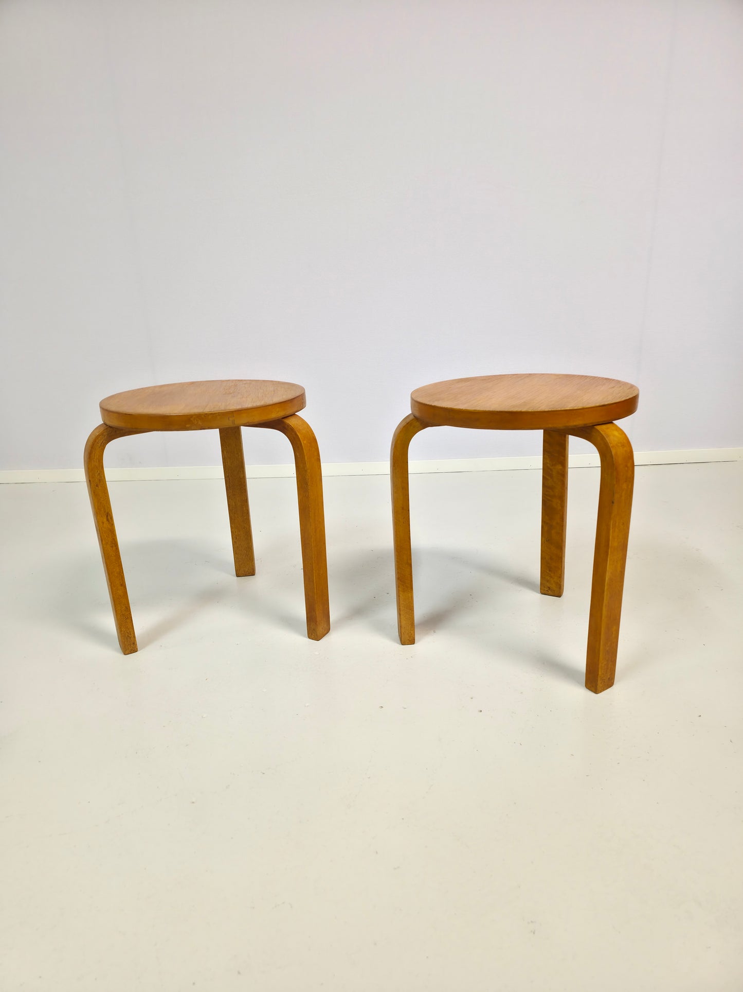 Pari Alvar Aalto jakkaraa, malli 60