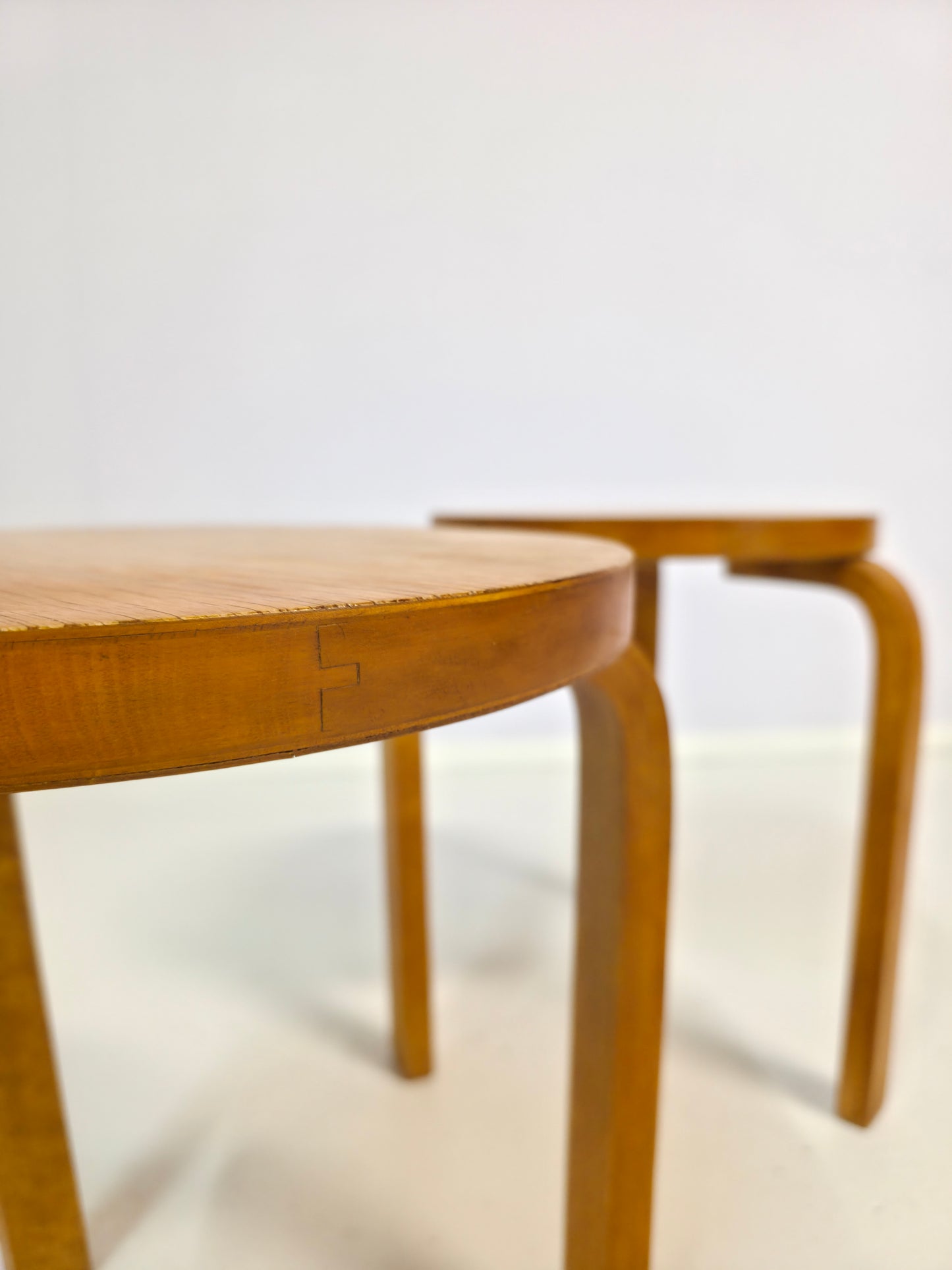 Pari Alvar Aalto jakkaraa, malli 60