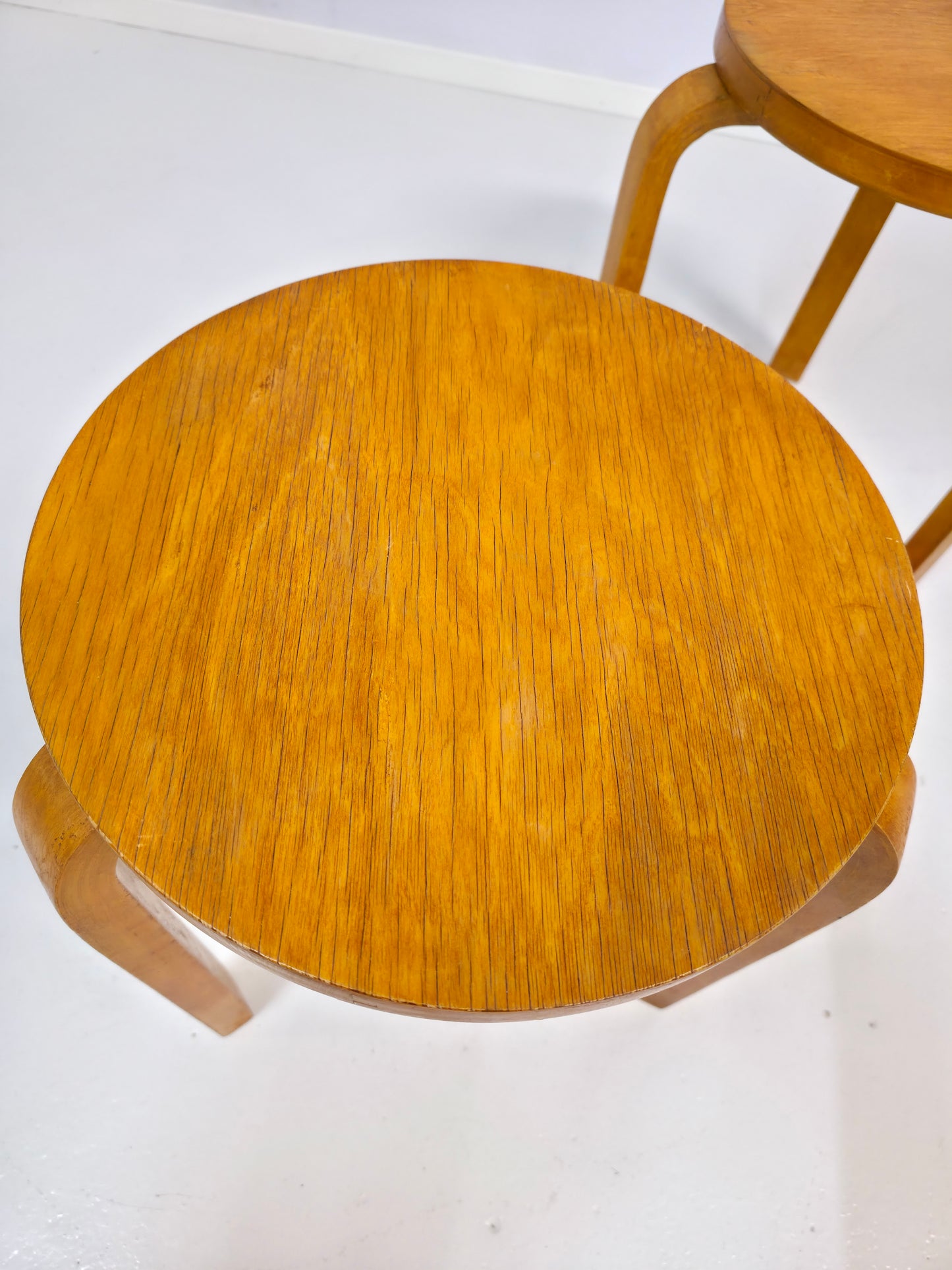 Pari Alvar Aalto jakkaraa, malli 60