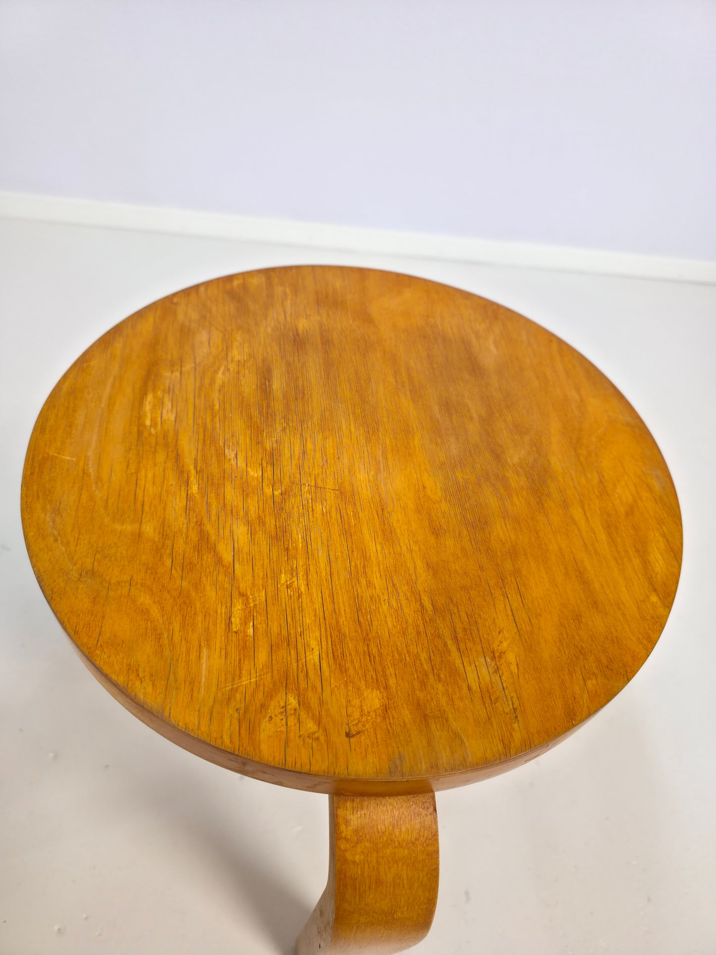 Pari Alvar Aalto jakkaraa, malli 60