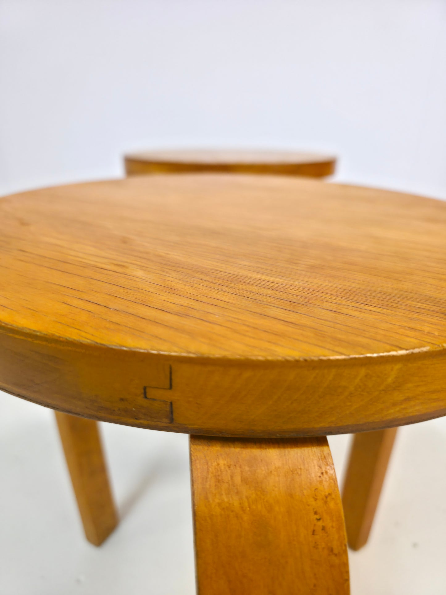 Pari Alvar Aalto jakkaraa, malli 60