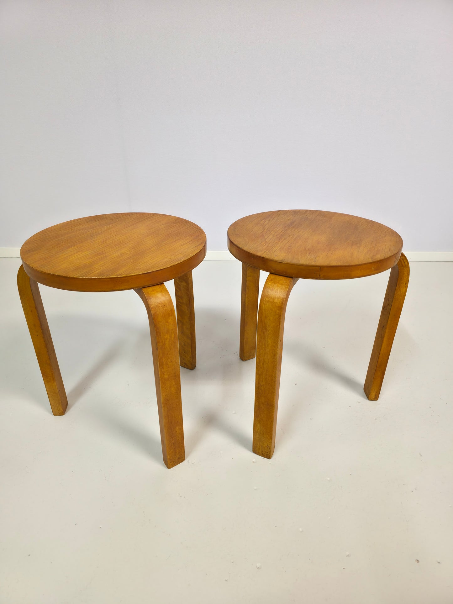 Pari Alvar Aalto jakkaraa, malli 60