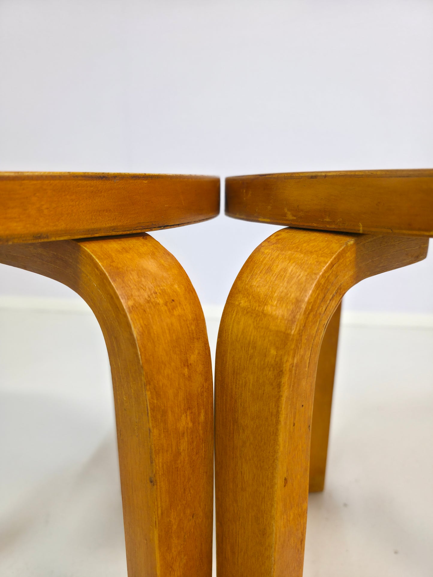 Pari Alvar Aalto jakkaraa, malli 60
