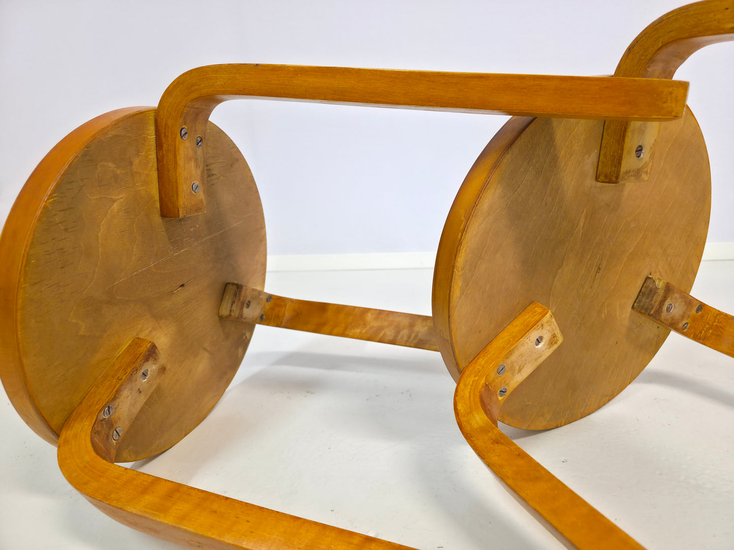 Pari Alvar Aalto jakkaraa, malli 60