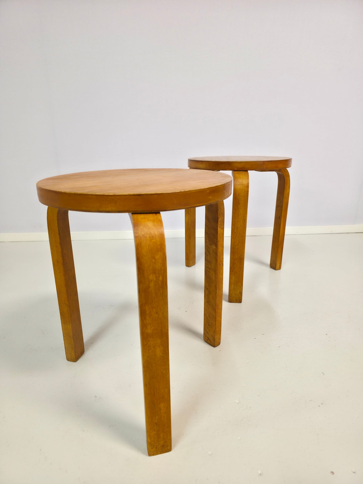 Pari Alvar Aalto jakkaraa, malli 60