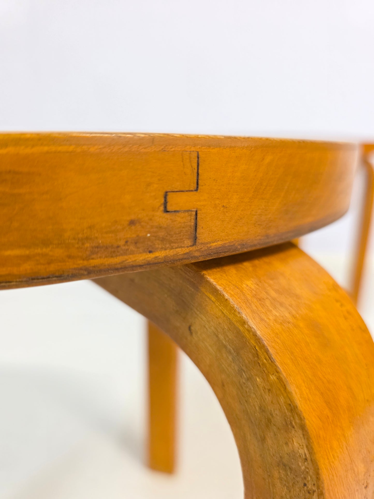 Pari Alvar Aalto jakkaraa, malli 60