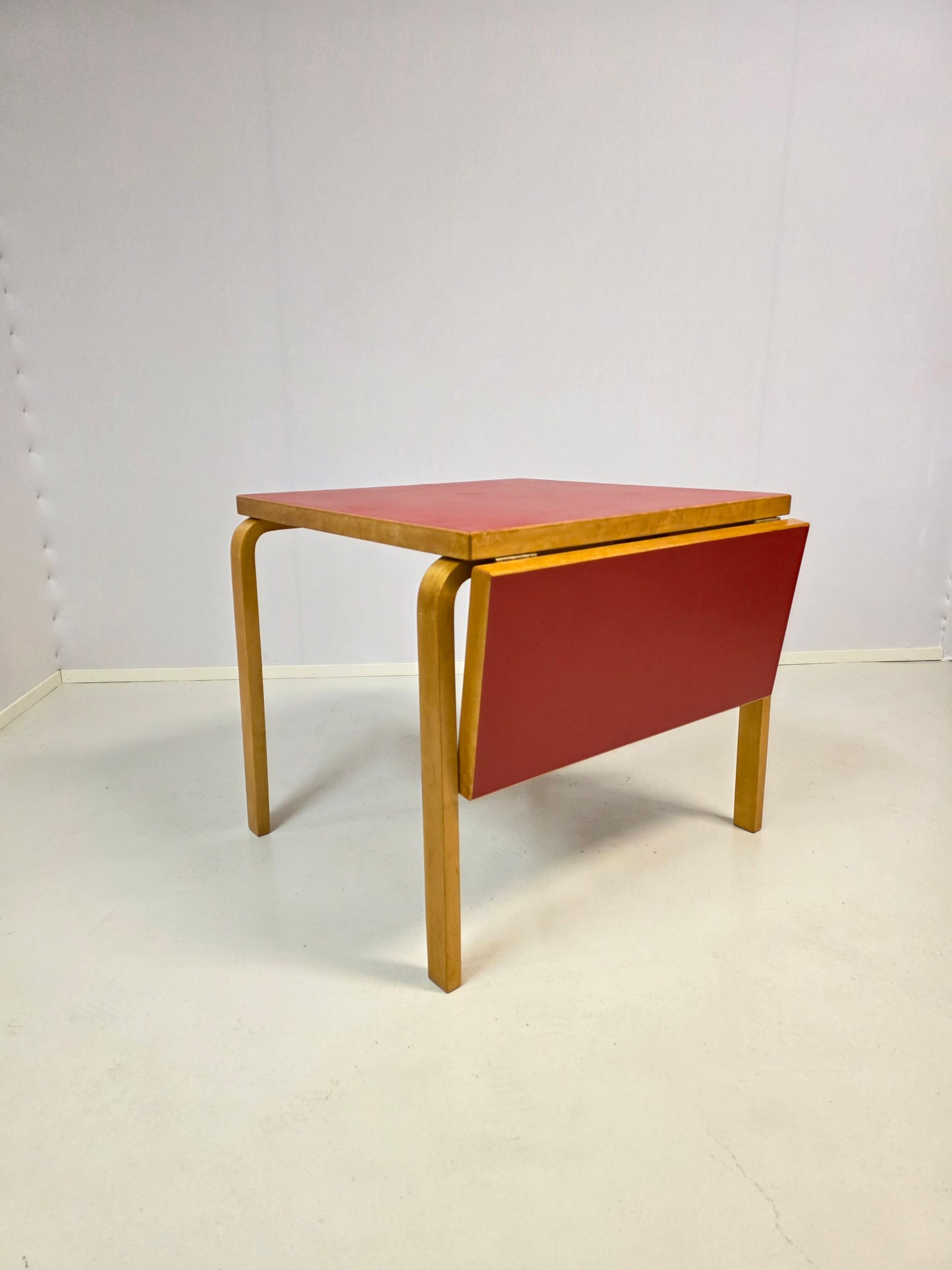 Artek DLC81 klaffipöytä punainen linoleum 1950-luku