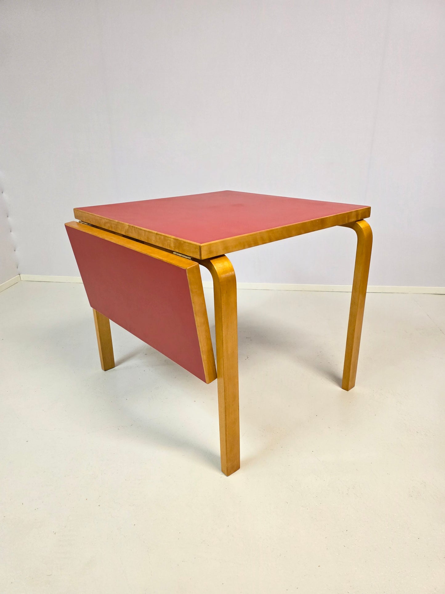 Artek DLC81 klaffipöytä punainen linoleum 1950-luku