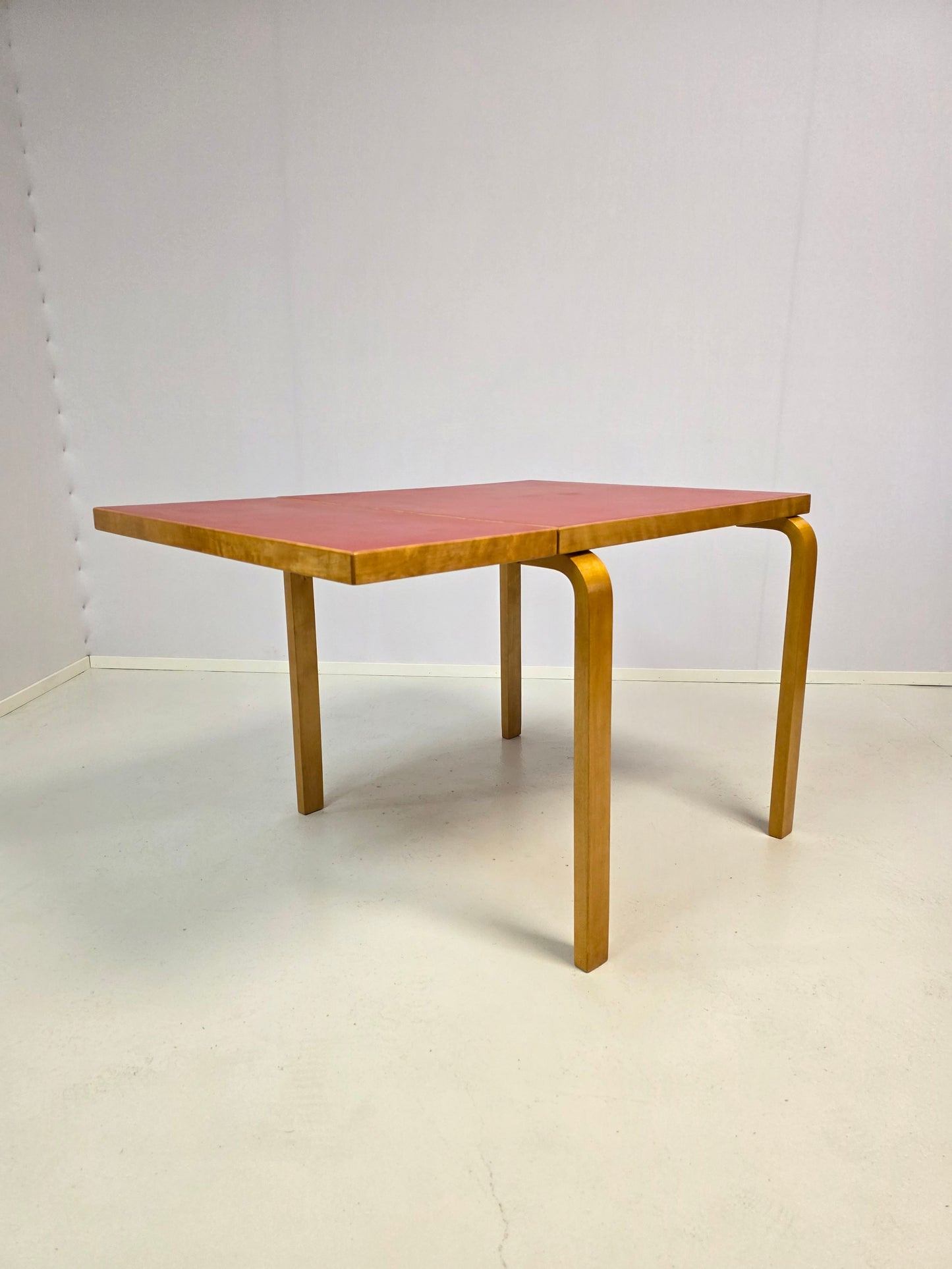 Artek DLC81 klaffipöytä punainen linoleum 1950-luku
