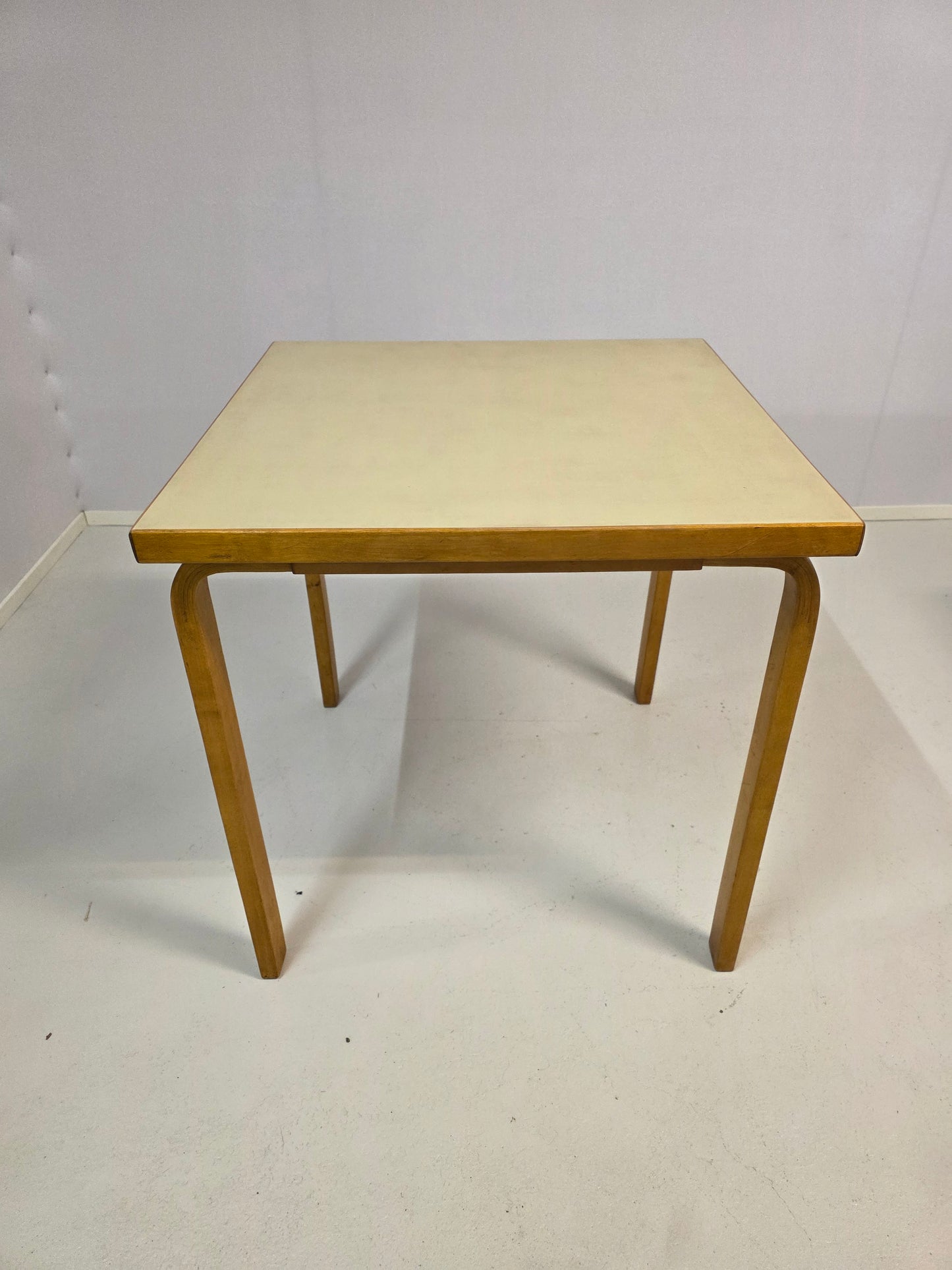 Pari Alvar Aalto pöytää, malli 81C