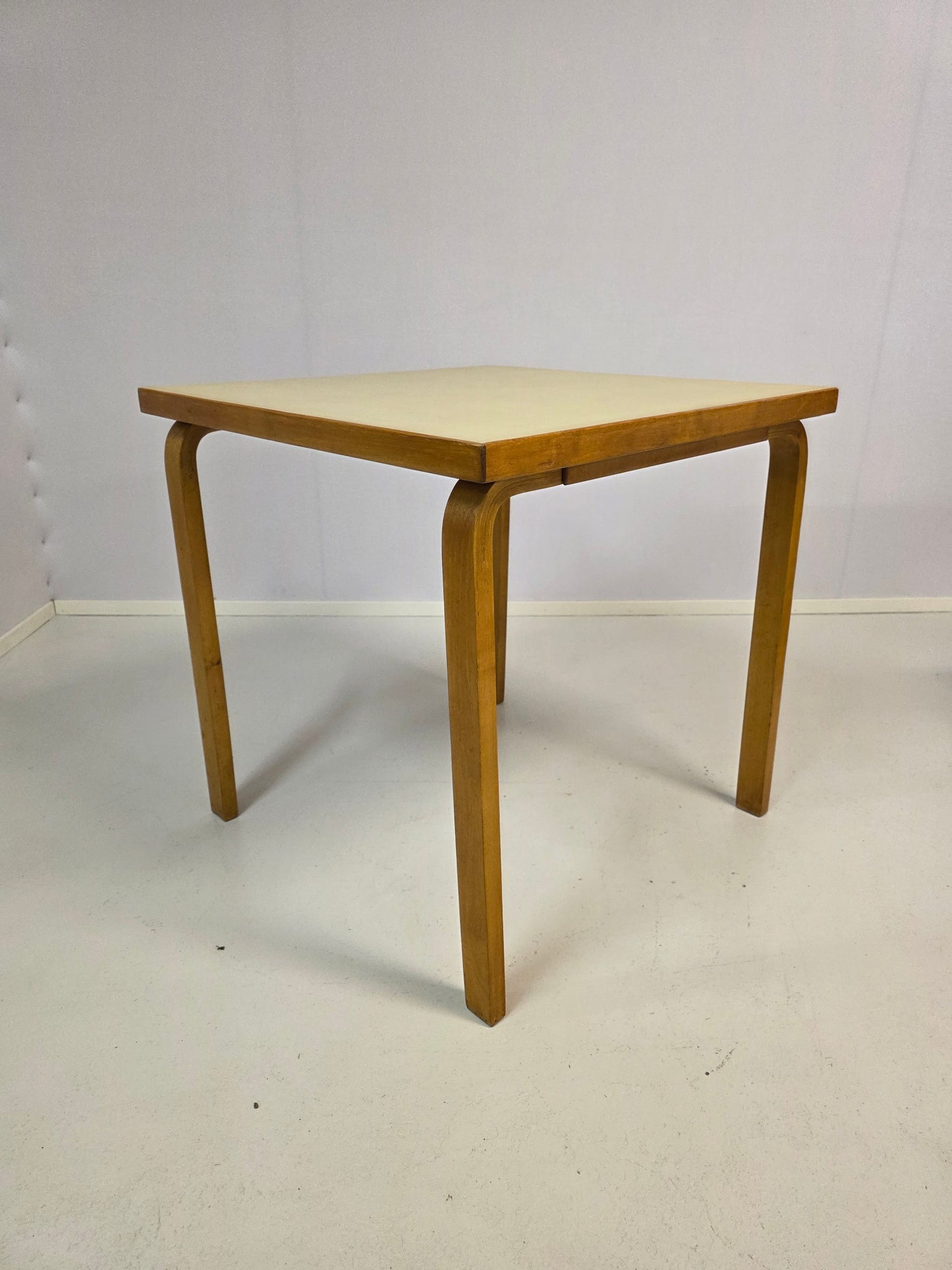 Pari Alvar Aalto pöytää, malli 81C