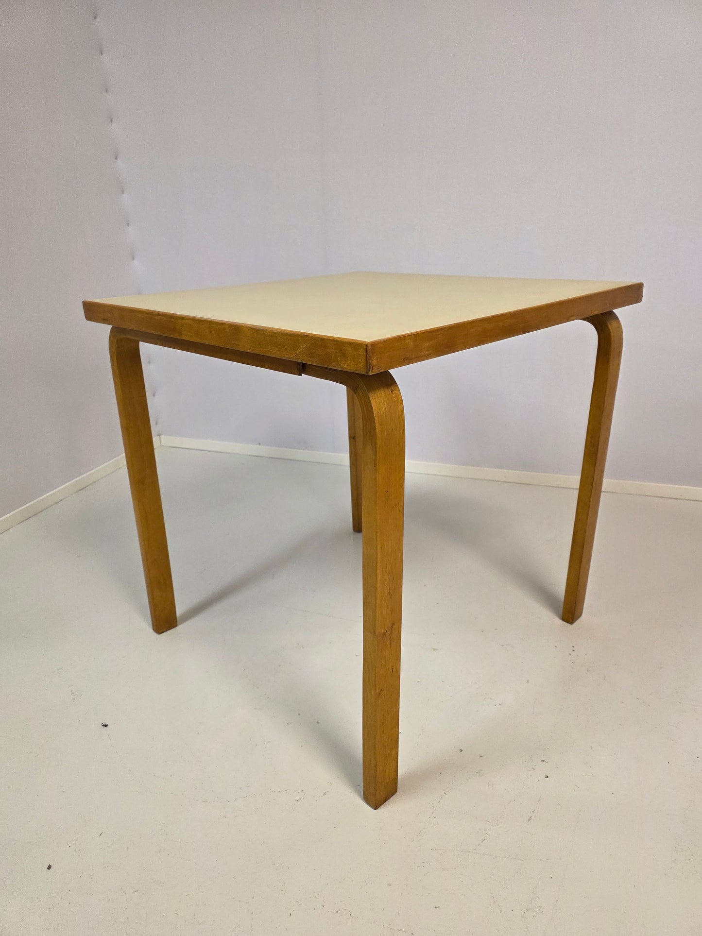 Pari Alvar Aalto pöytää, malli 81C