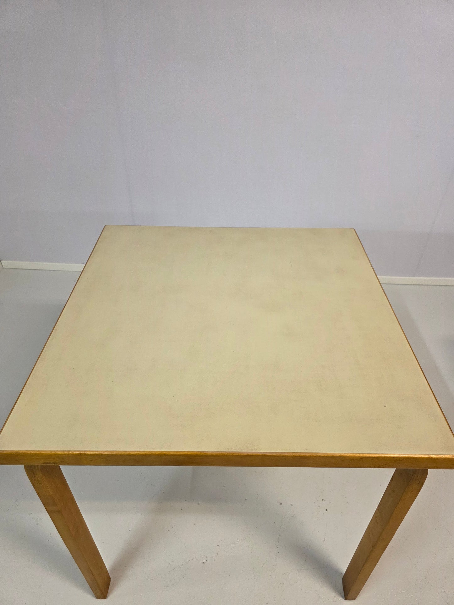 Pari Alvar Aalto pöytää, malli 81C