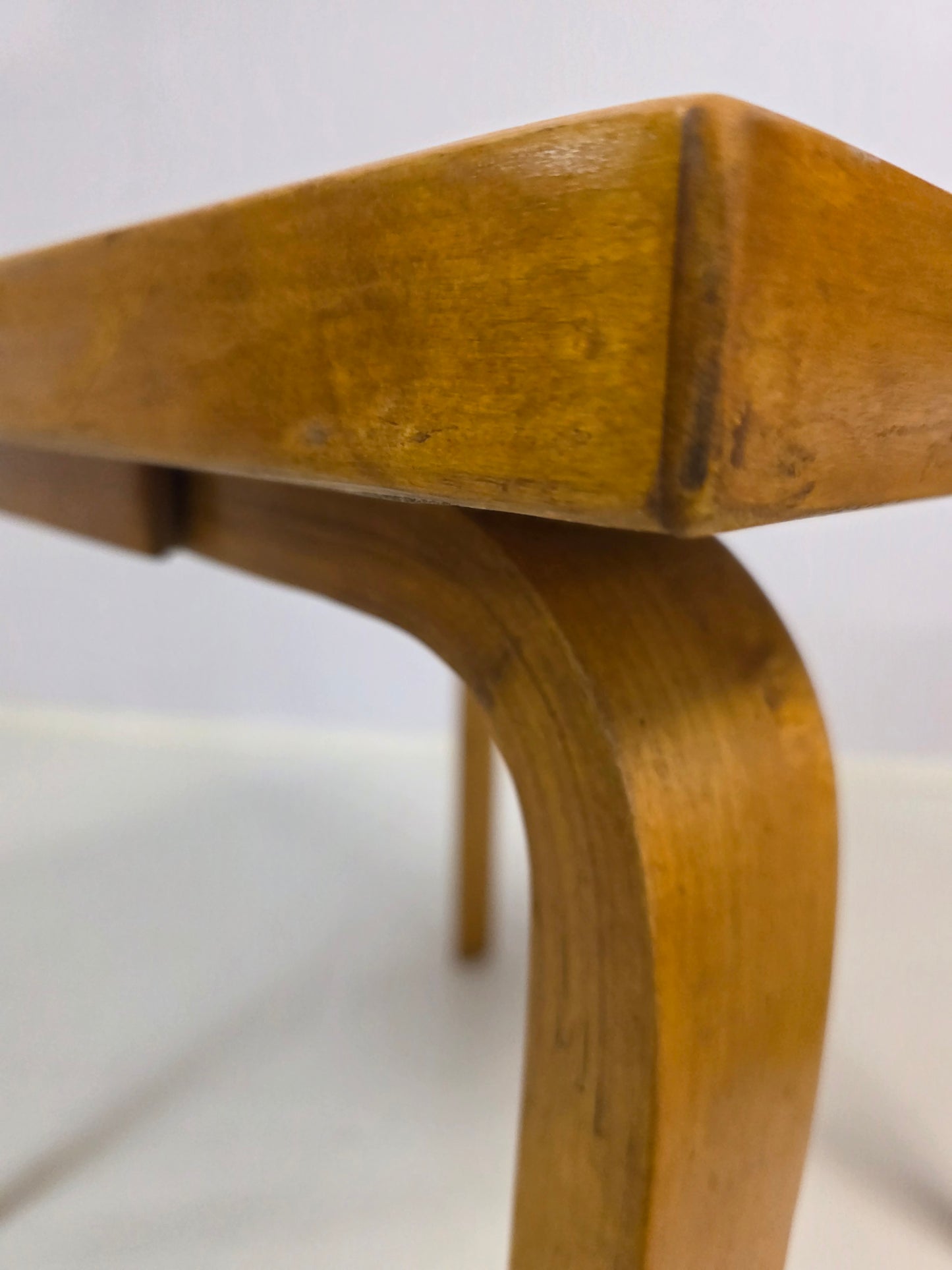 Pari Alvar Aalto pöytää, malli 81C