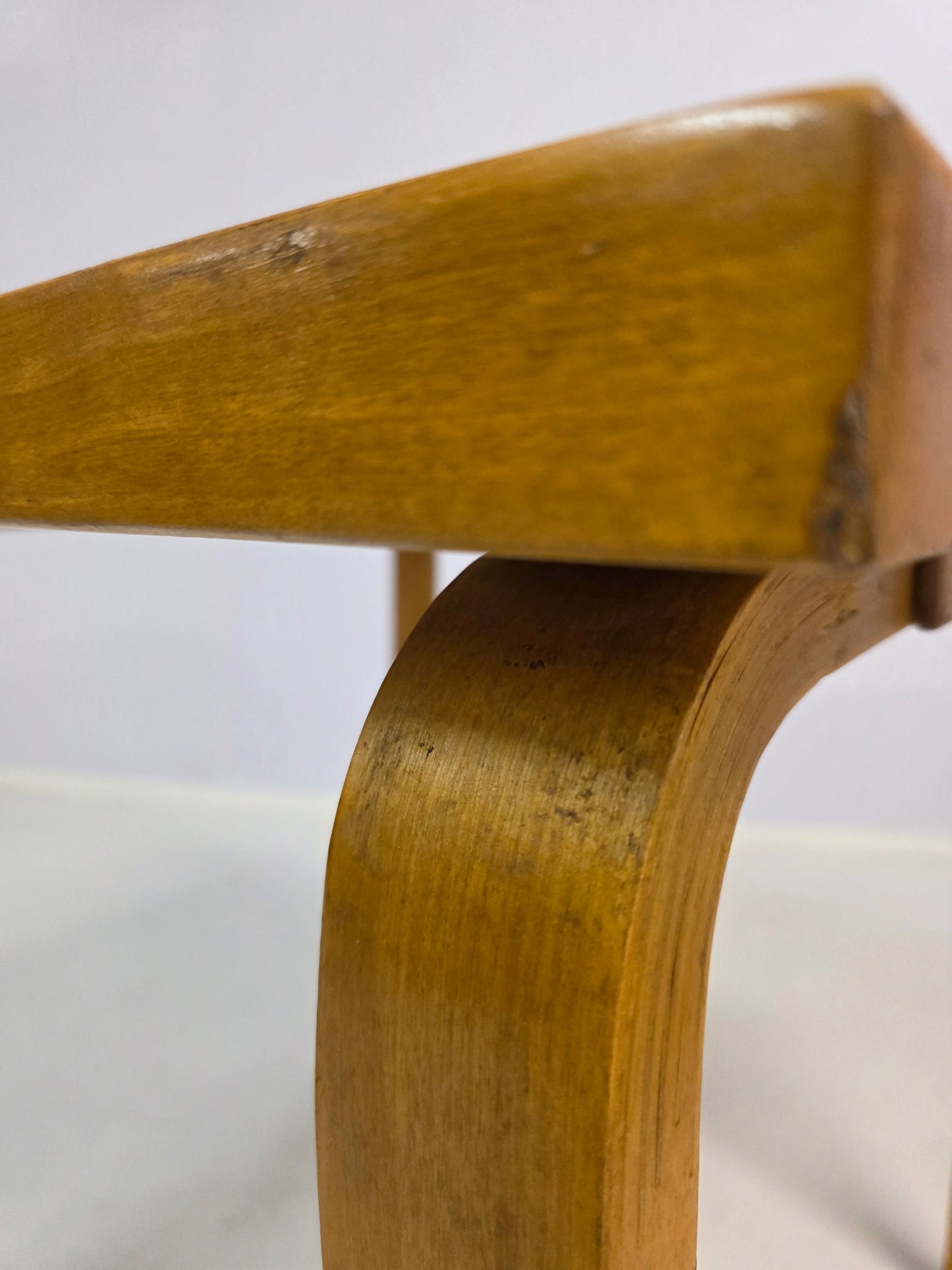 Pari Alvar Aalto pöytää, malli 81C