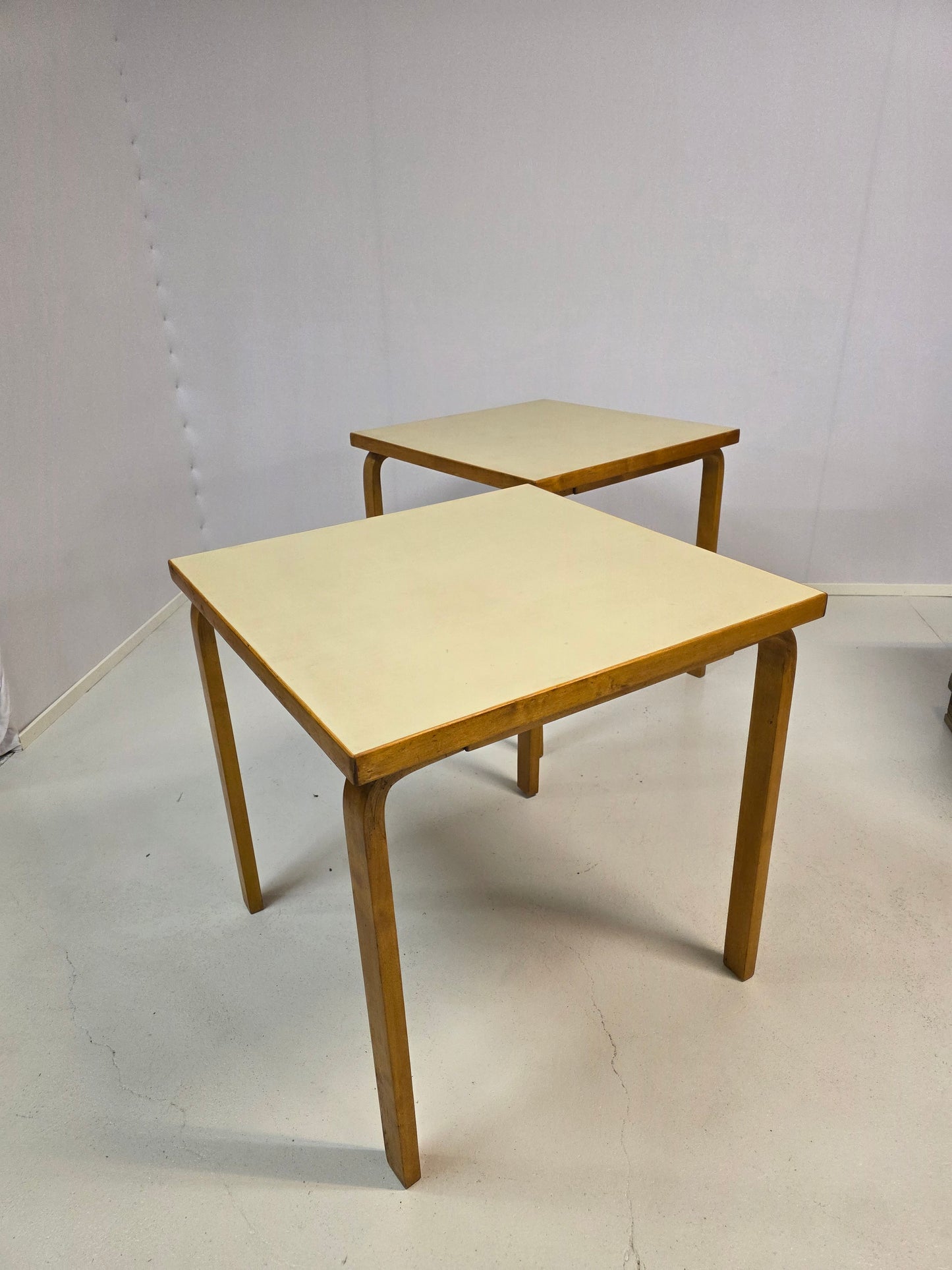 Pari Alvar Aalto pöytää, malli 81C