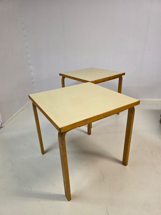 Pari Alvar Aalto pöytää, malli 81C