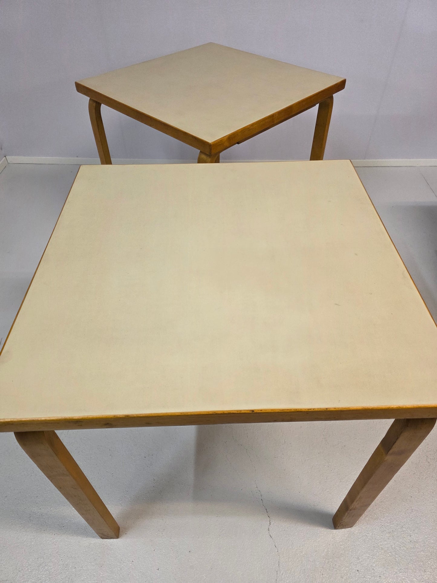 Pari Alvar Aalto pöytää, malli 81C