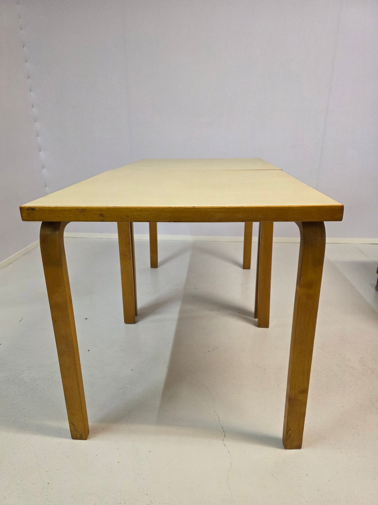 Pari Alvar Aalto pöytää, malli 81C