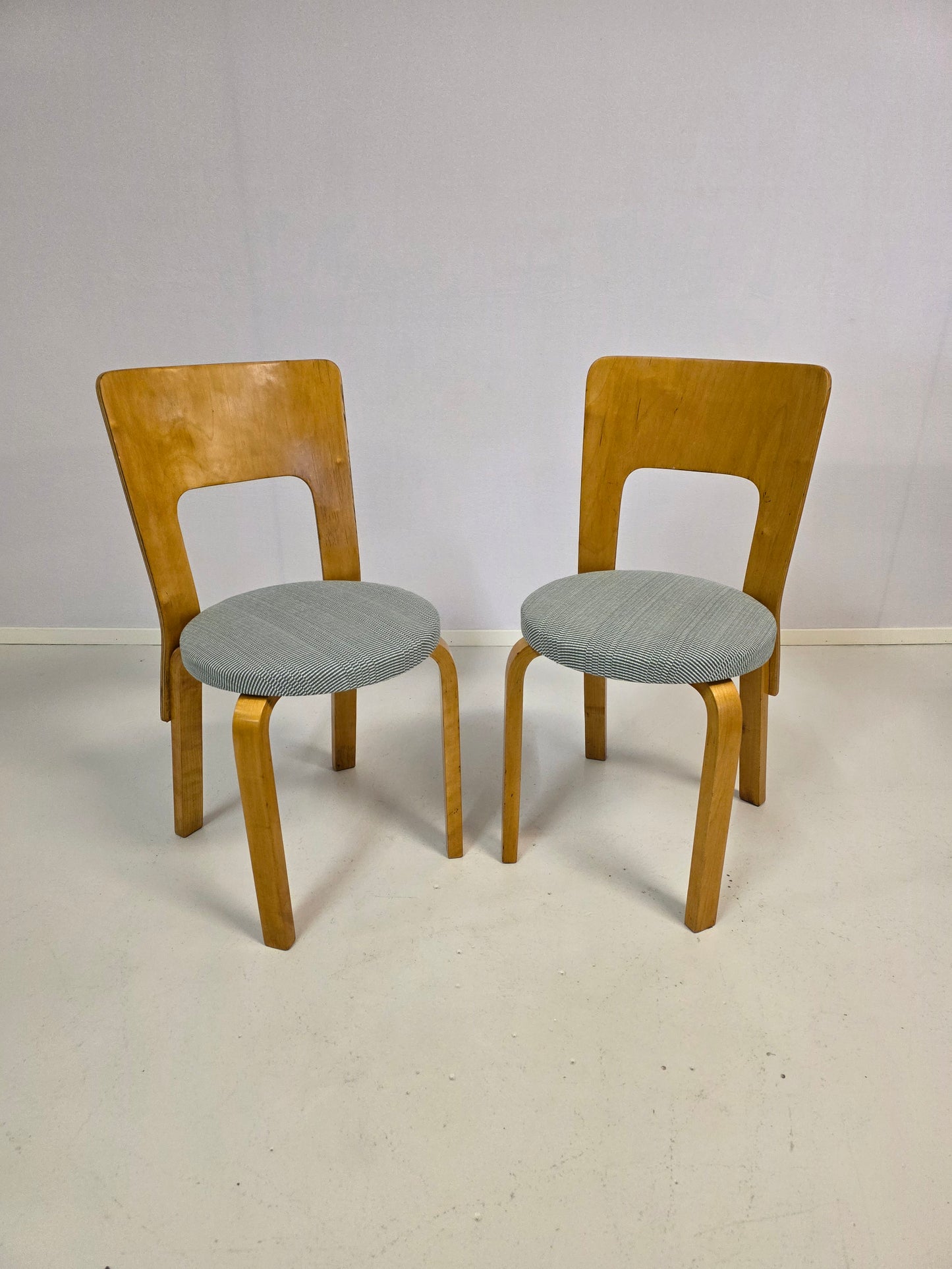 Pari Alvar Aalto tuolia, malli 66 1930-luku