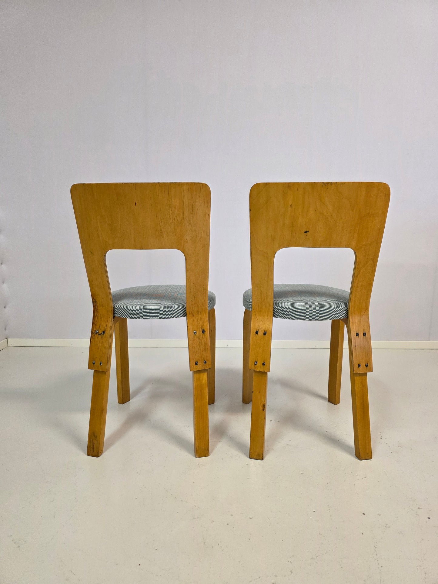 Pari Alvar Aalto tuolia, malli 66 1930-luku