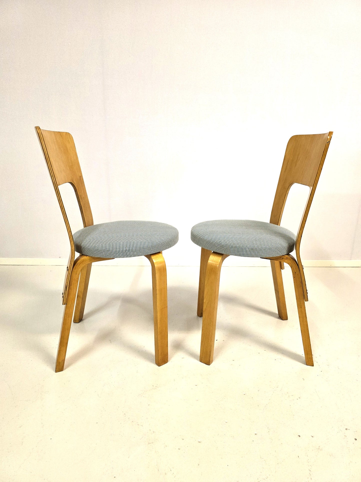 Pari Alvar Aalto tuolia, malli 66 1930-luku