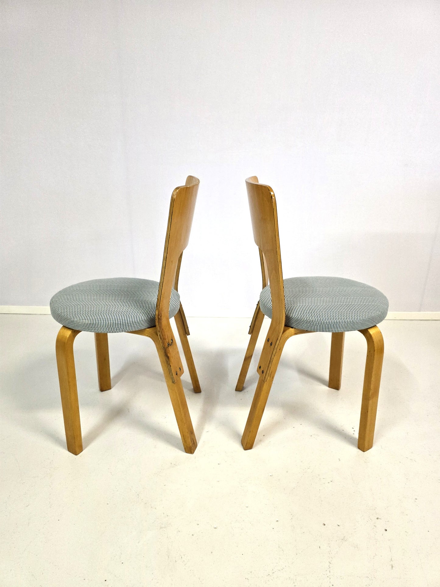 Pari Alvar Aalto tuolia, malli 66 1930-luku