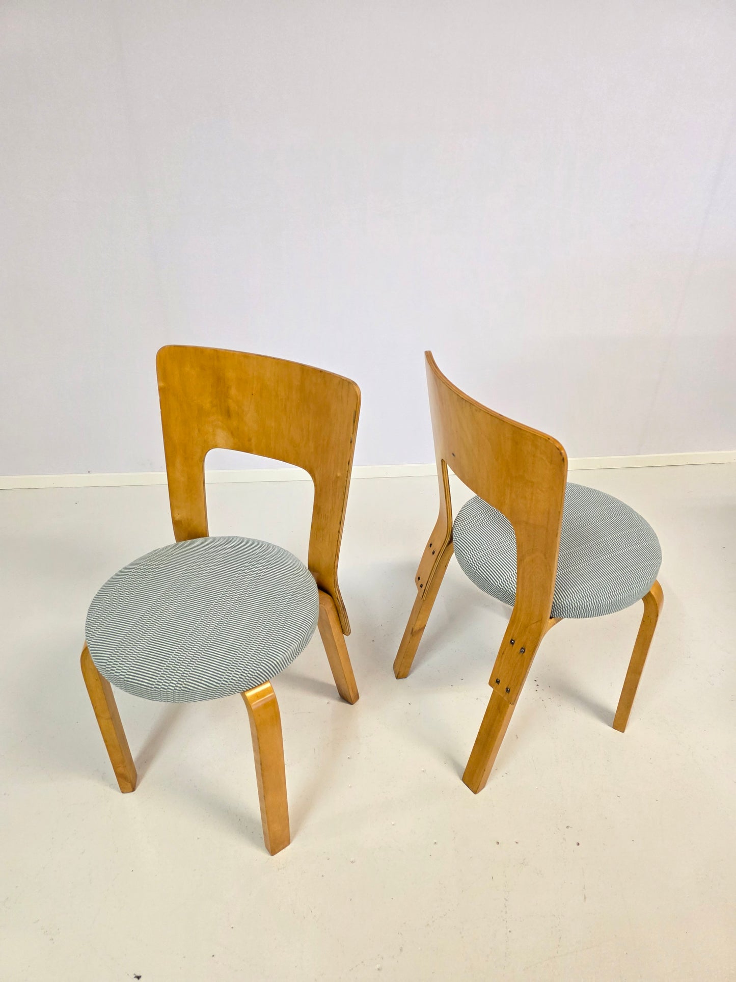 Pari Alvar Aalto tuolia, malli 66 1930-luku
