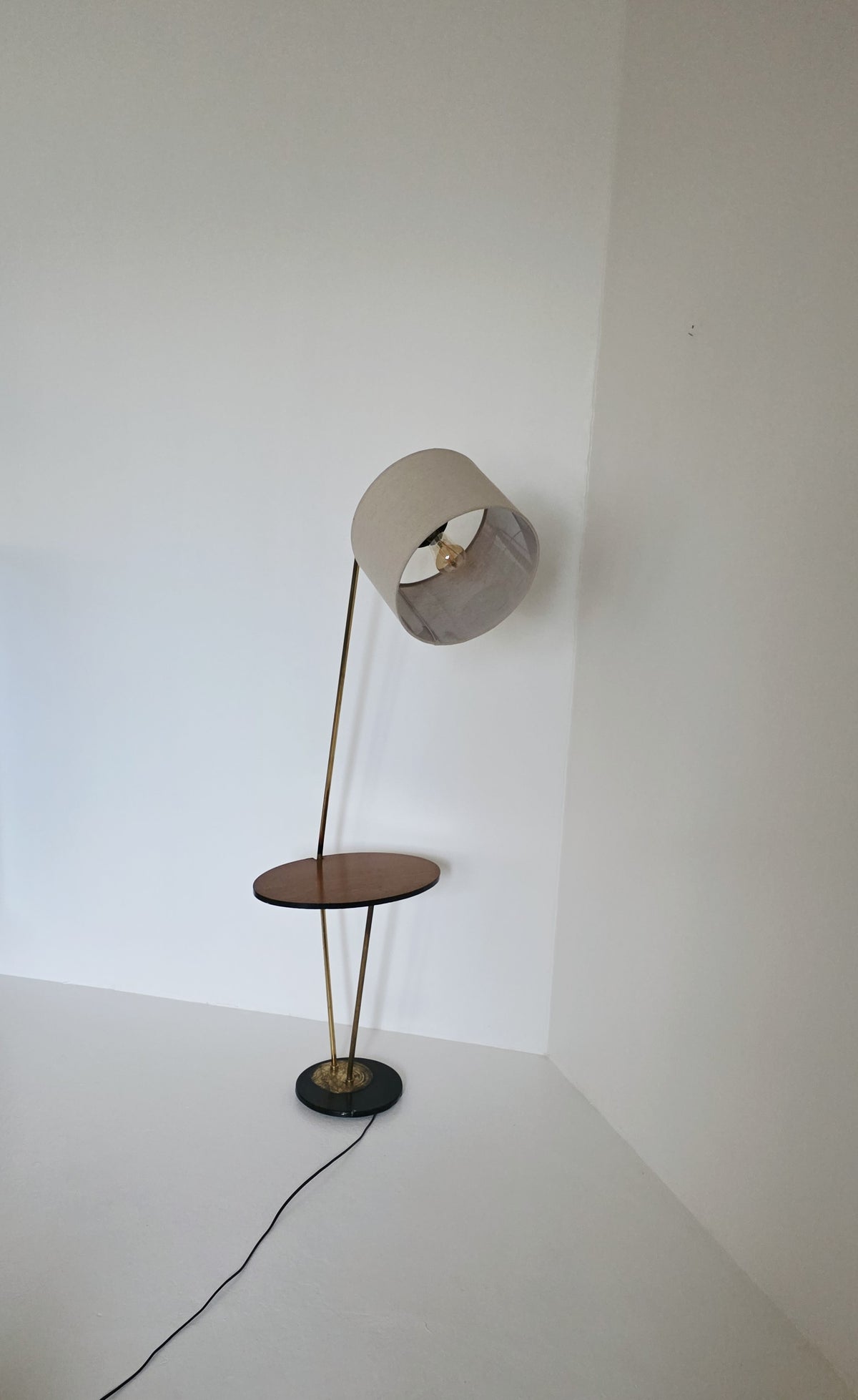 Jalkapöytävalaisin, eli jalkavalaisin pöydällä