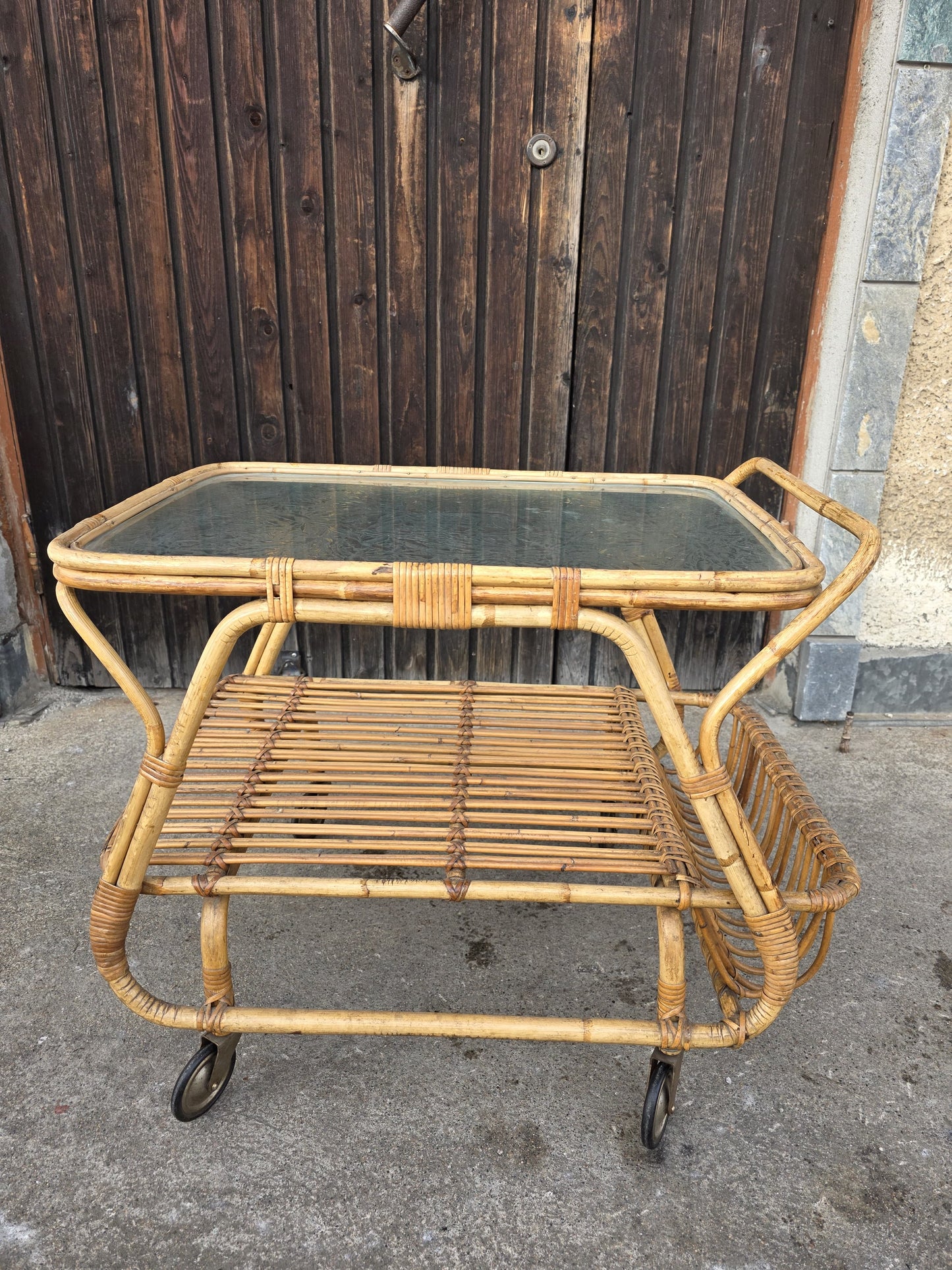 Tarjoilupöytä rottinkia