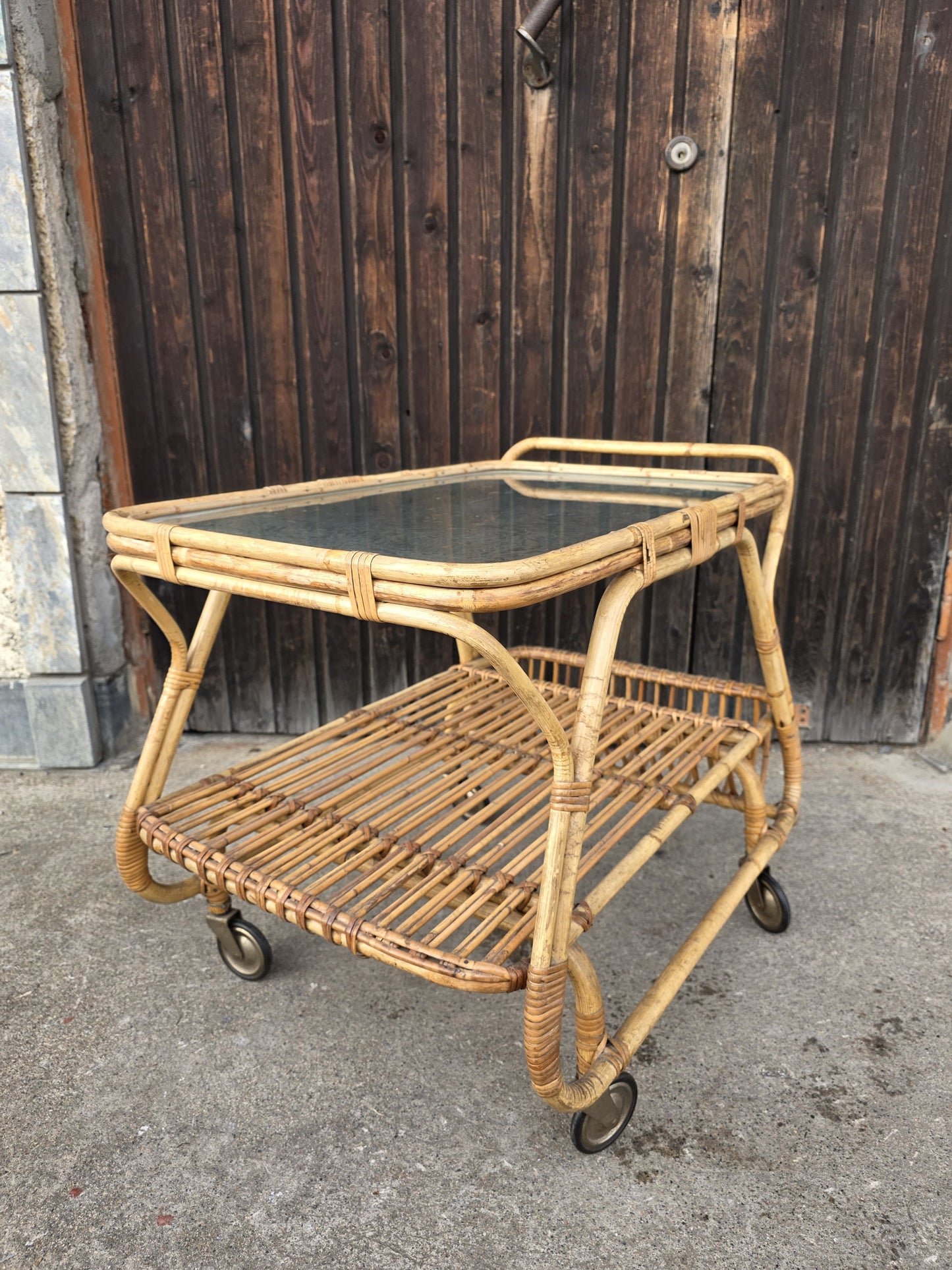 Tarjoilupöytä rottinkia