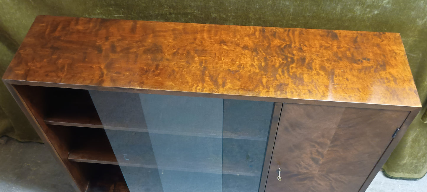 Askon aukusti kirjakaappi