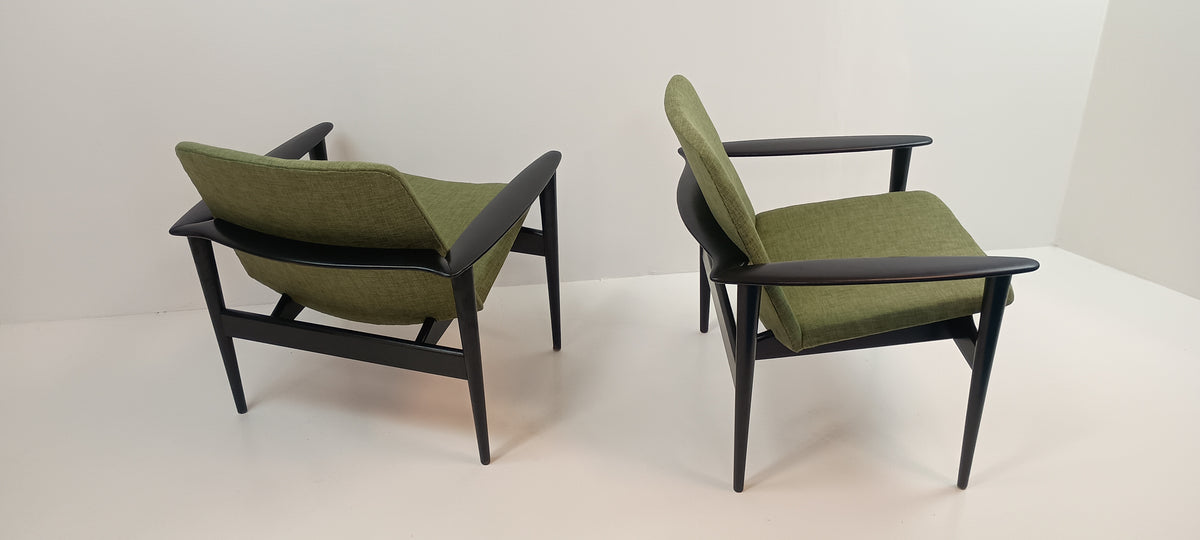 Uudelleenverhoillut vintage nojatuolit