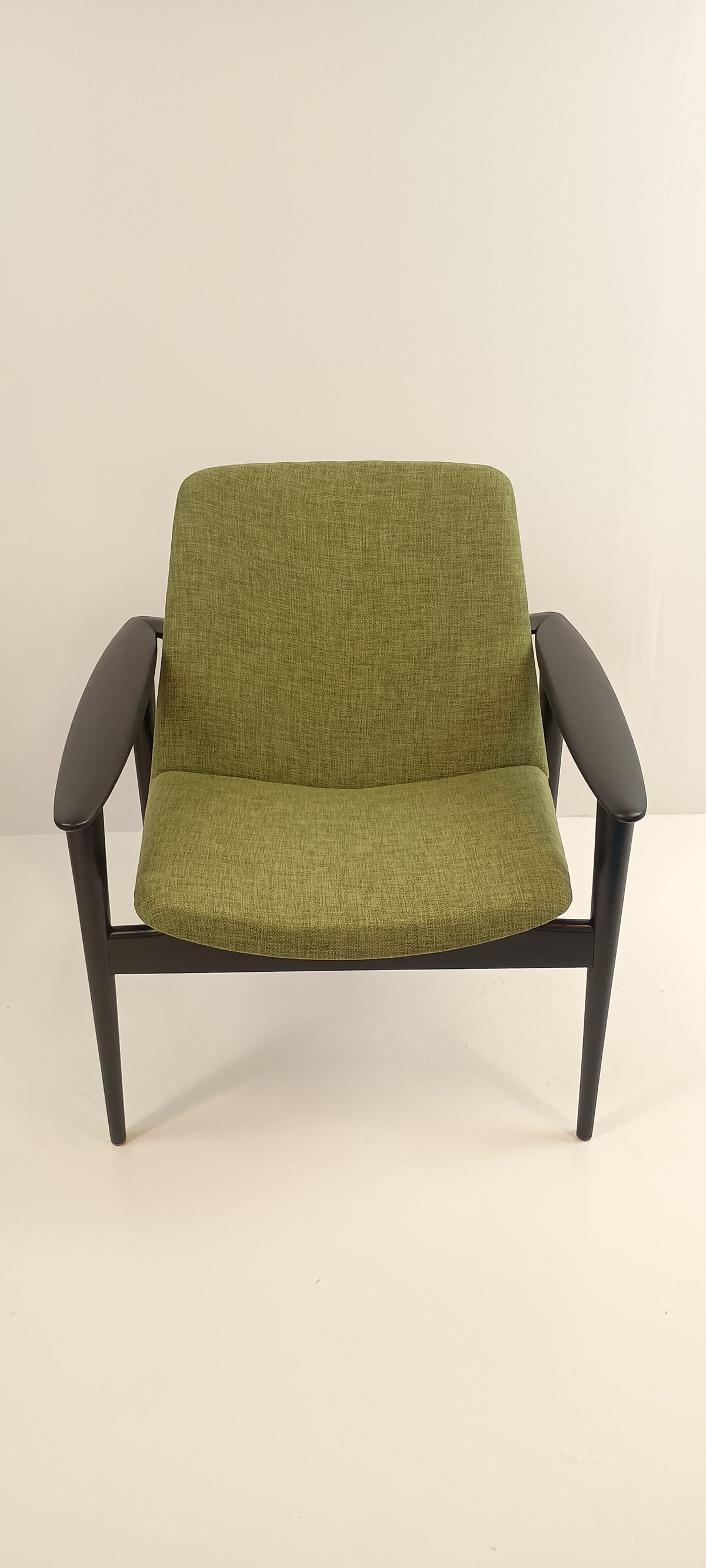 Uudelleenverhoillut vintage nojatuolit