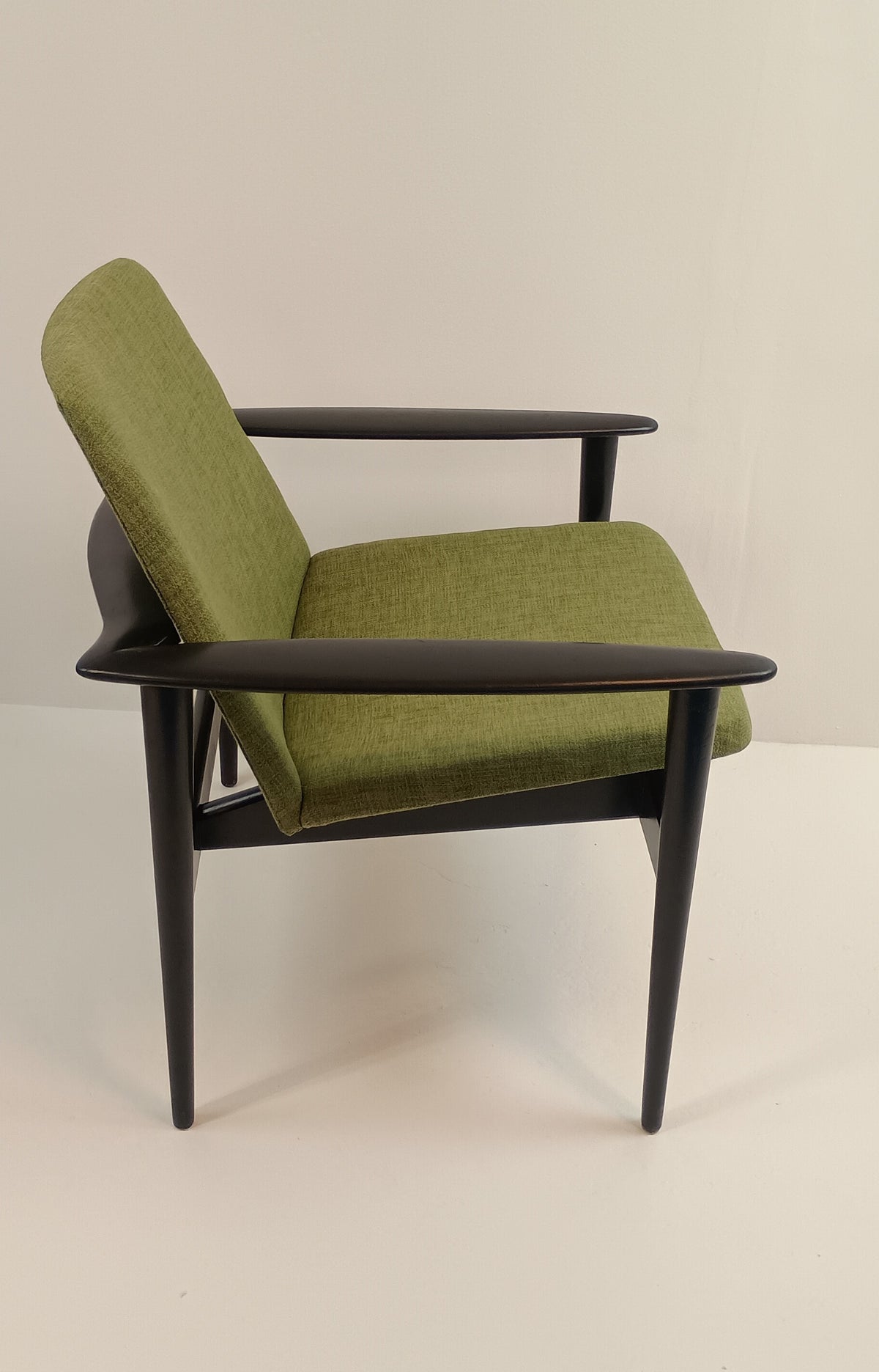 Uudelleenverhoillut vintage nojatuolit