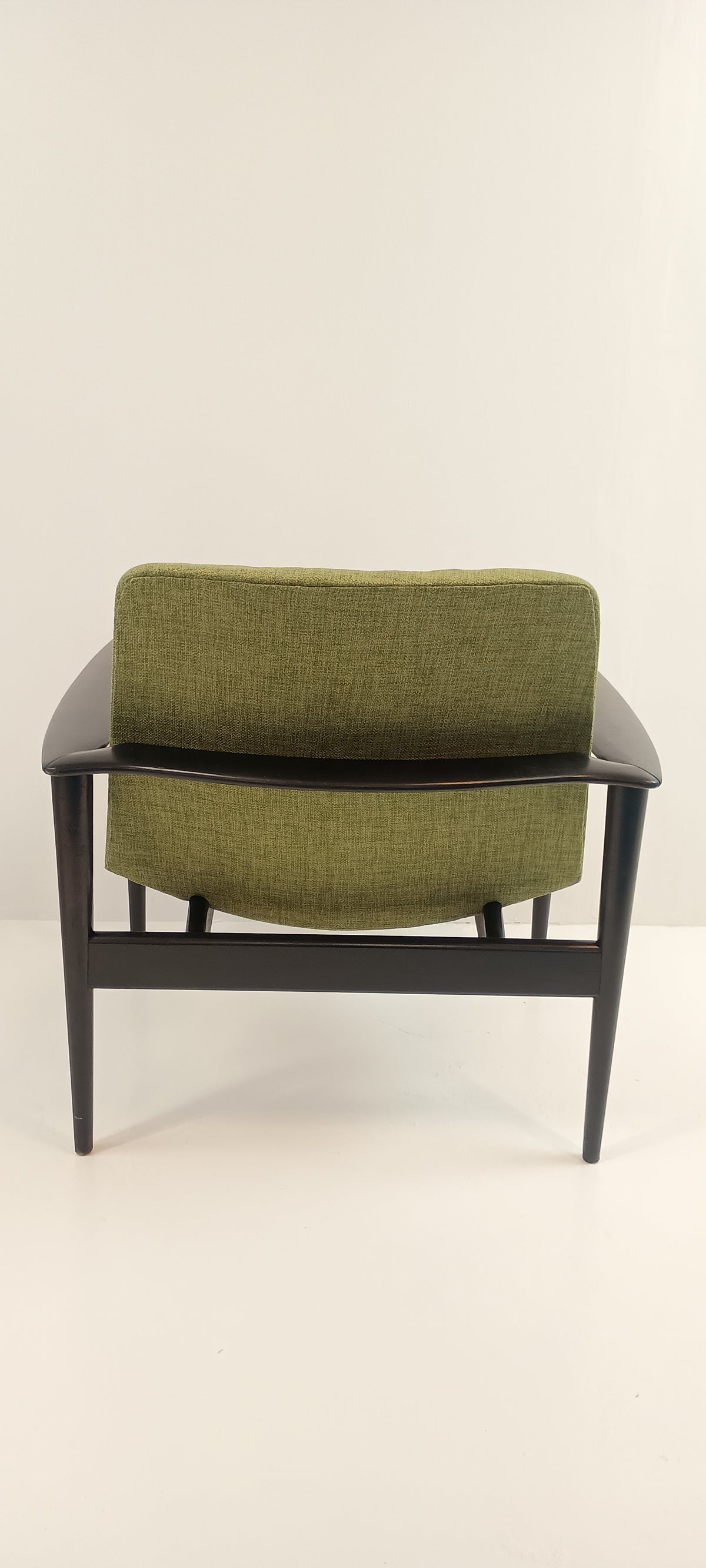Uudelleenverhoillut vintage nojatuolit