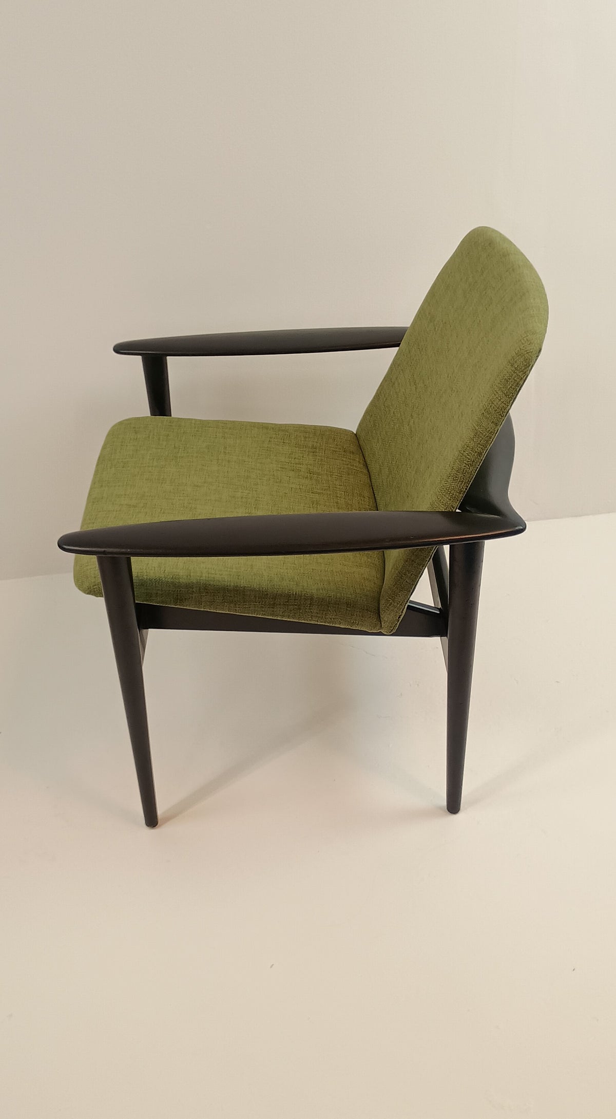 Uudelleenverhoillut vintage nojatuolit