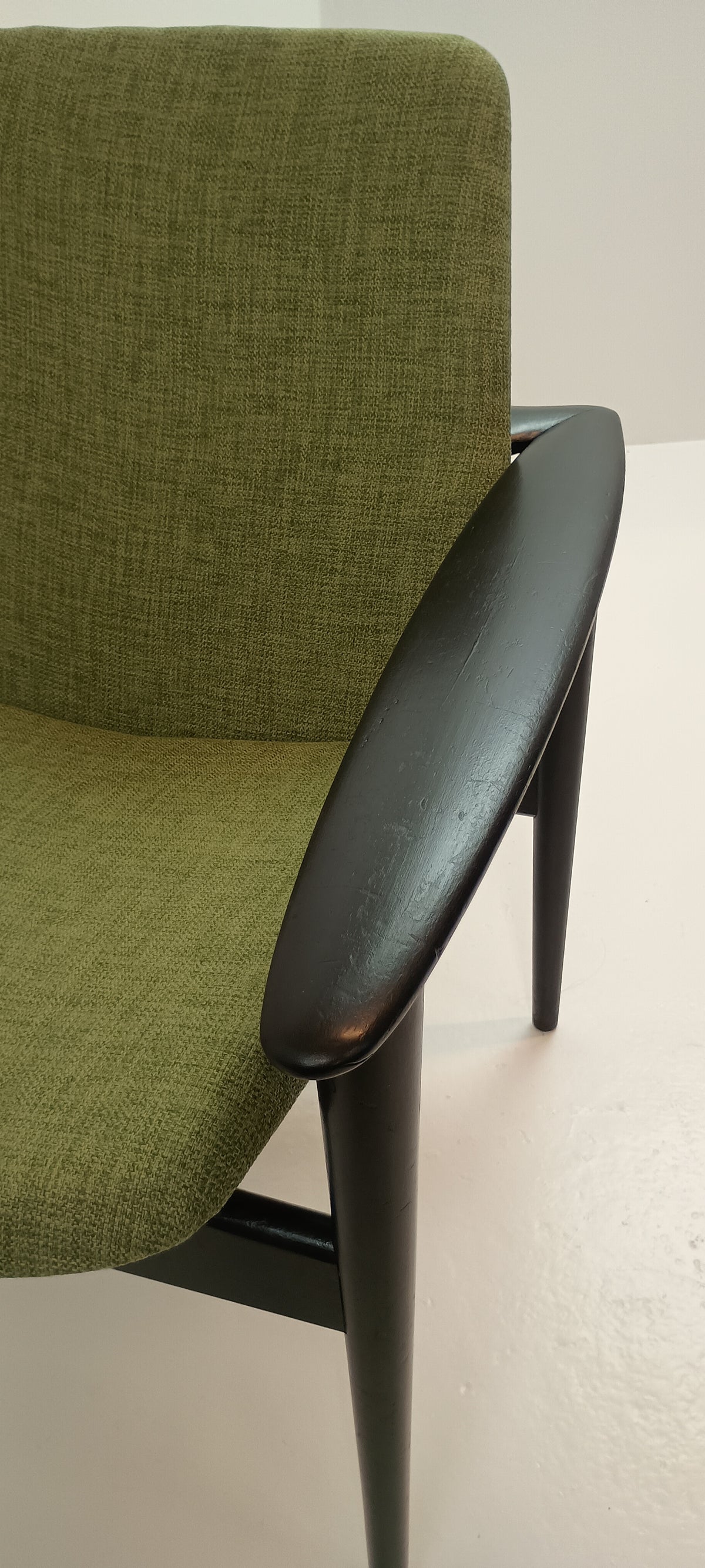 Uudelleenverhoillut vintage nojatuolit